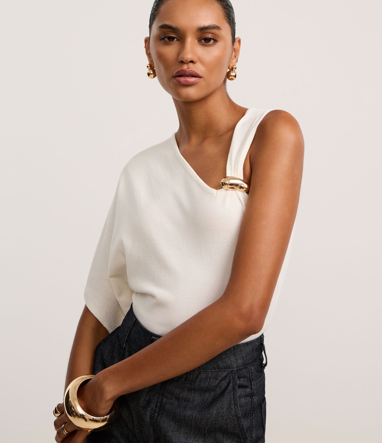 Blusa em Tricô com Mangas Assimétricas e Aviamento Metalizado Branco 1