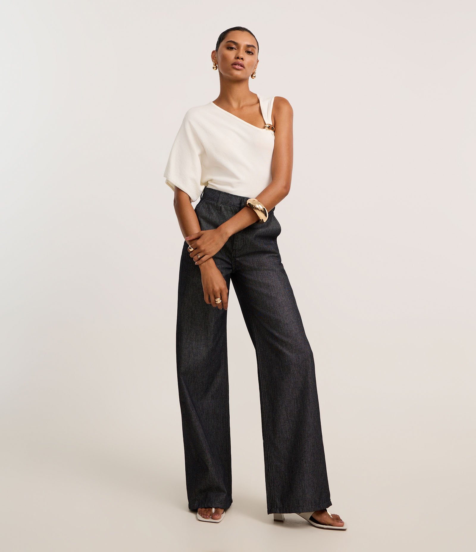 Blusa em Tricô com Mangas Assimétricas e Aviamento Metalizado Branco 2