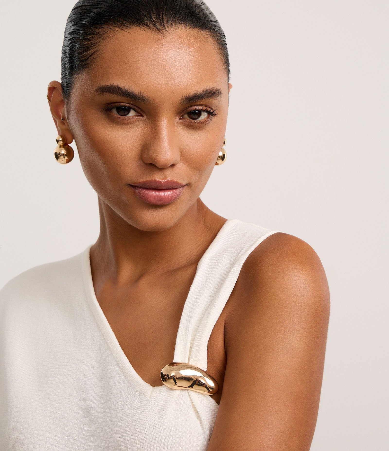 Blusa em Tricô com Mangas Assimétricas e Aviamento Metalizado Branco 3