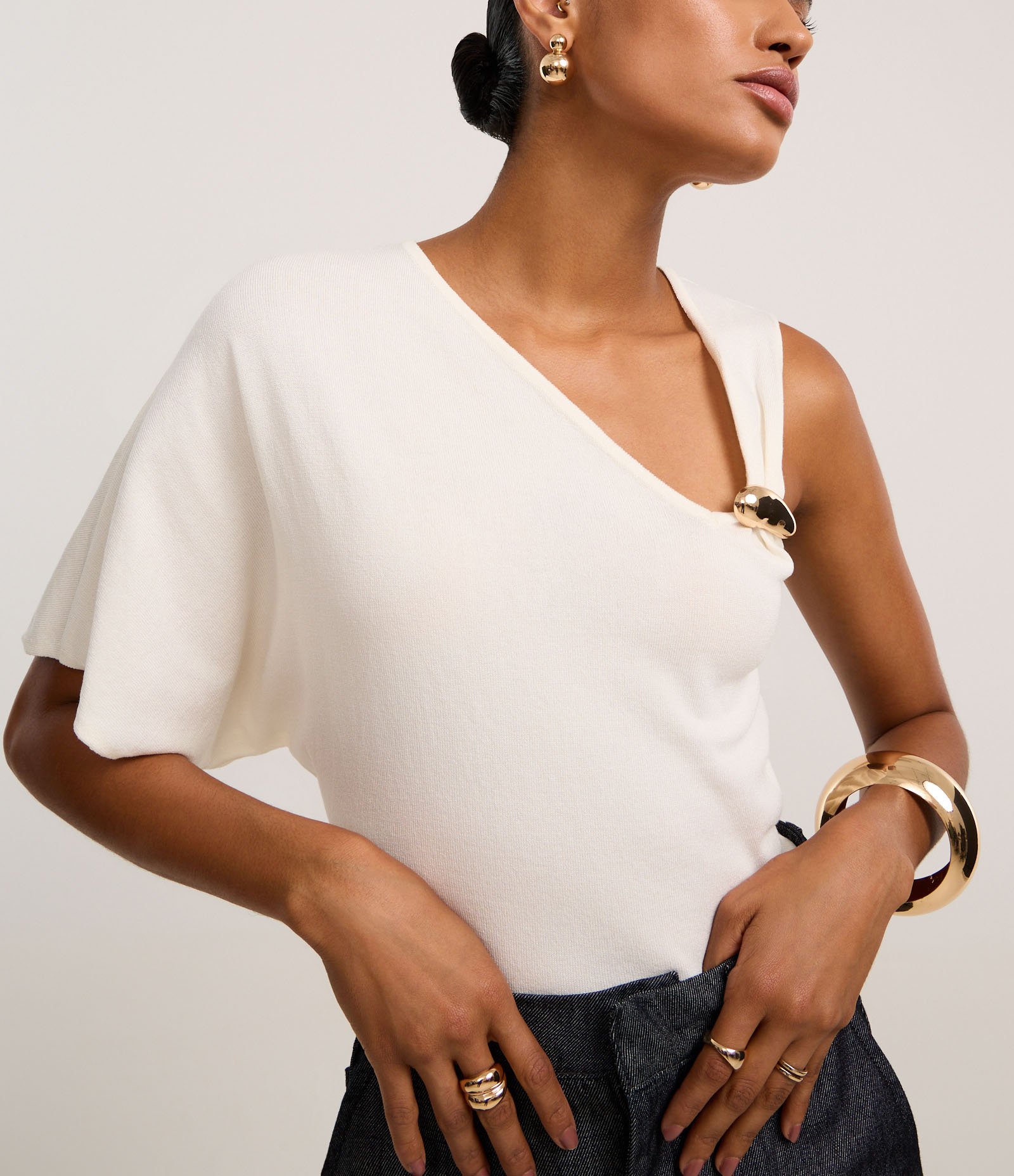 Blusa em Tricô com Mangas Assimétricas e Aviamento Metalizado Branco 4