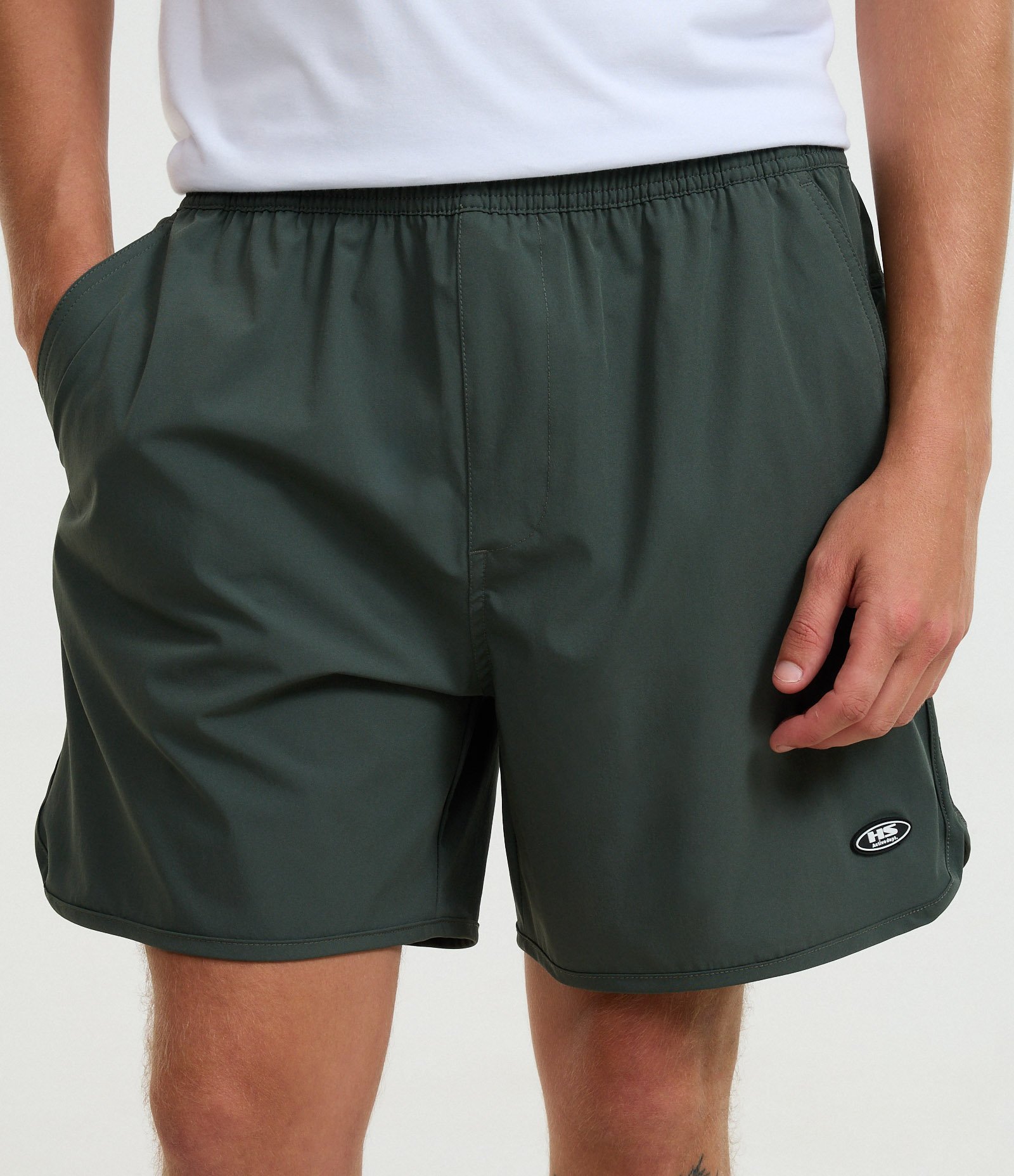 Bermuda Tecnológica Lisa com Barra Arredondada Verde 2