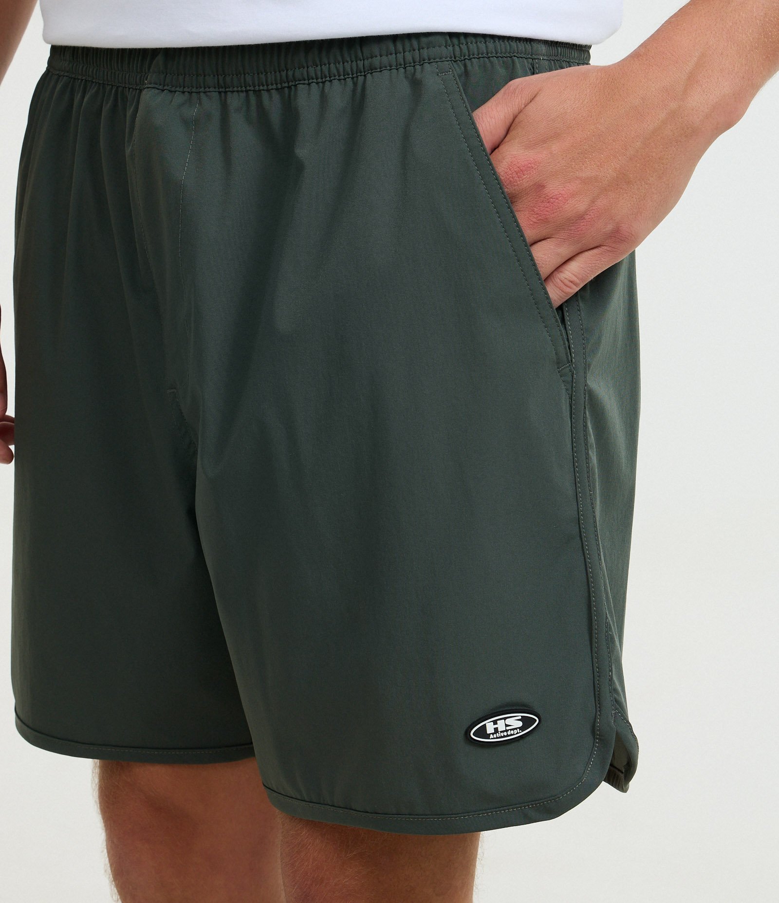 Bermuda Tecnológica Lisa com Barra Arredondada Verde 3