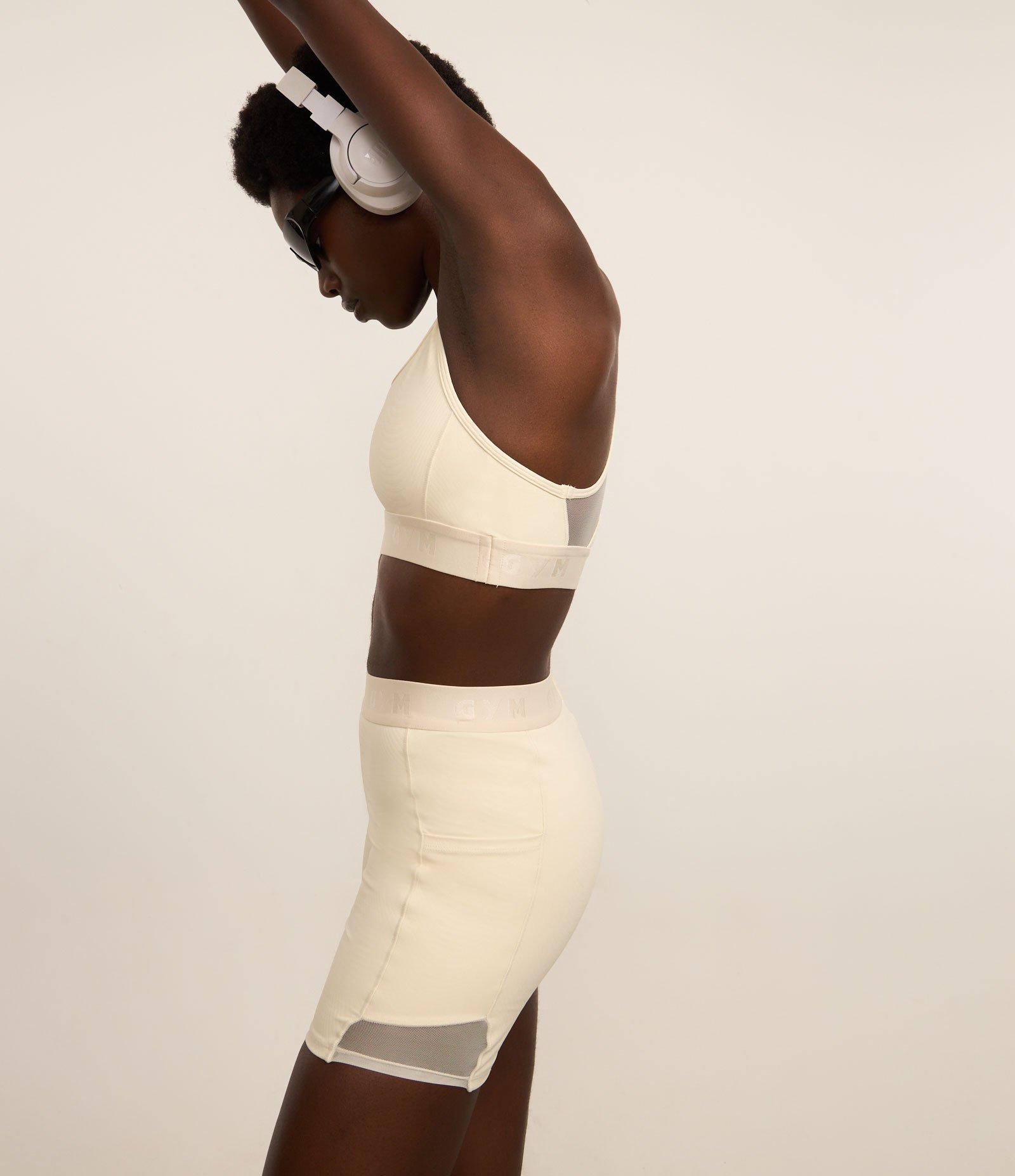 Bermuda Esportiva em Microfibra Pesada com Cós Elástico e Bolsos Bege 1