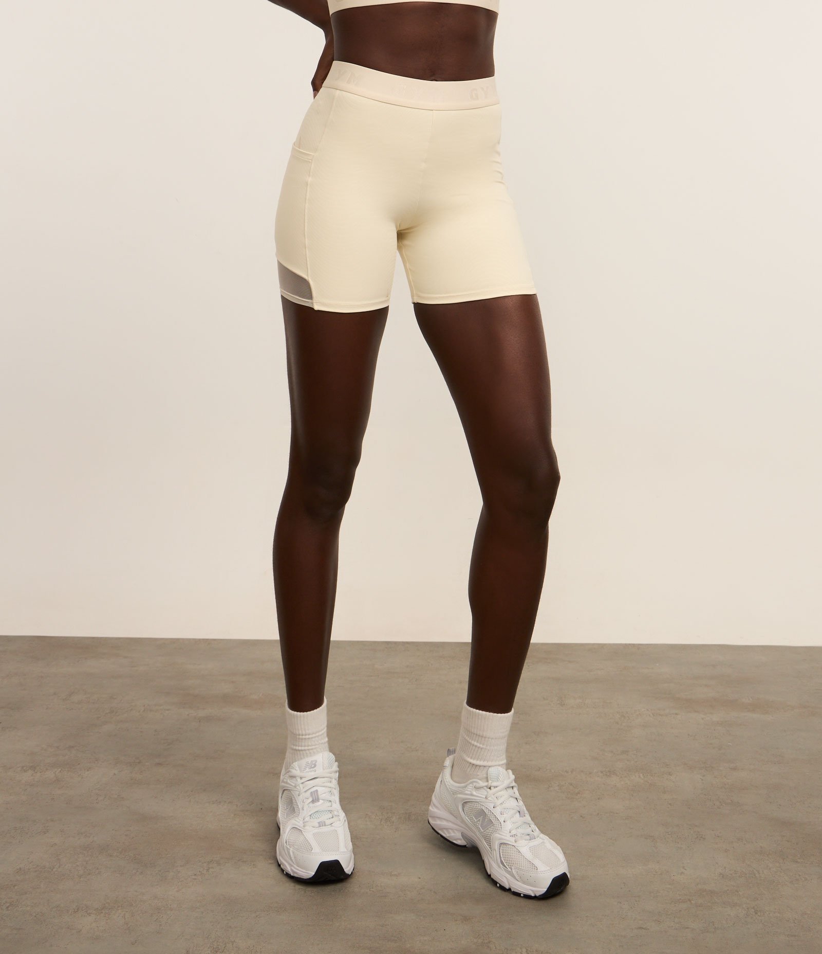 Bermuda Esportiva em Microfibra Pesada com Cós Elástico e Bolsos Bege 3