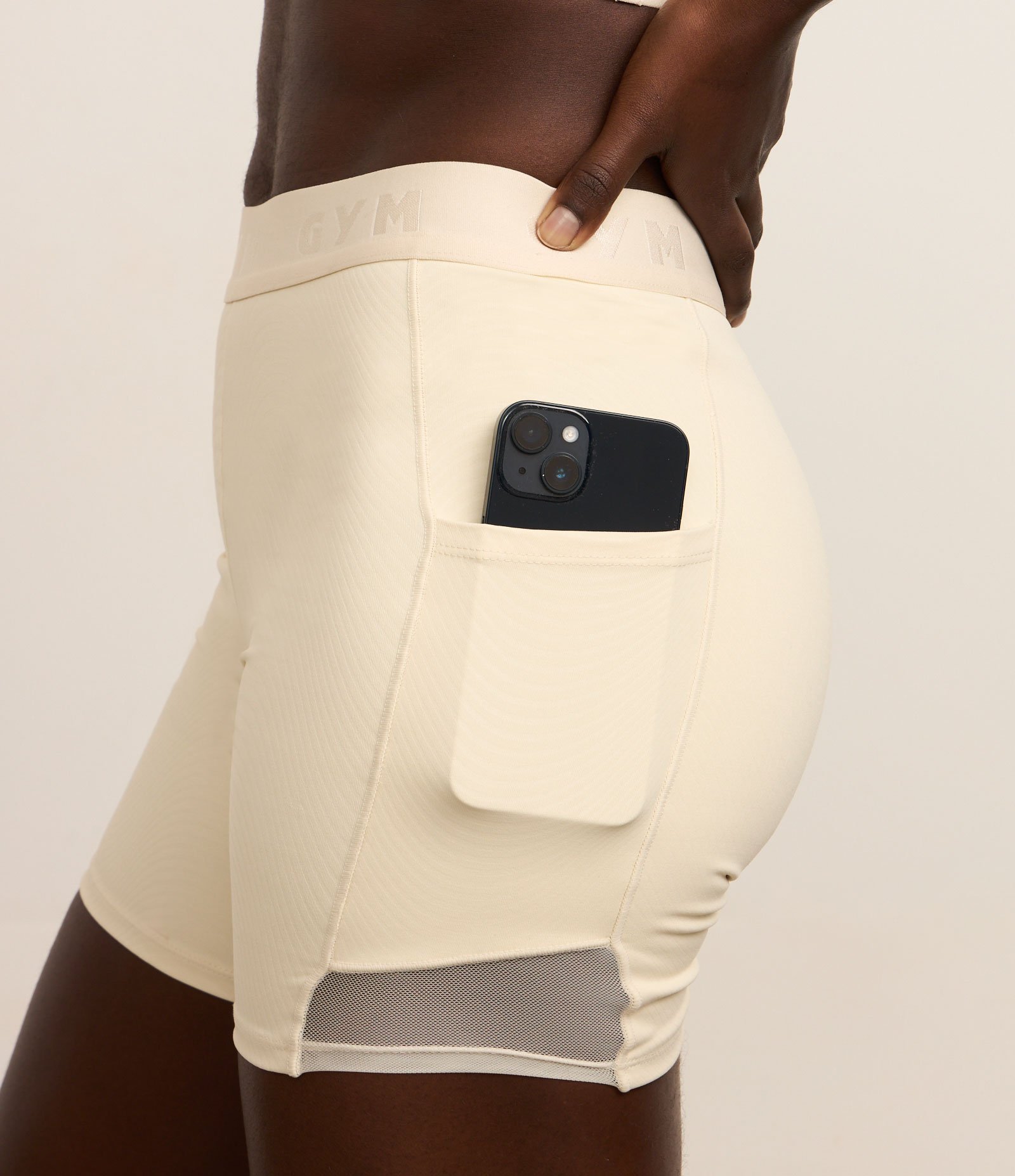 Bermuda Esportiva em Microfibra Pesada com Cós Elástico e Bolsos Bege 4