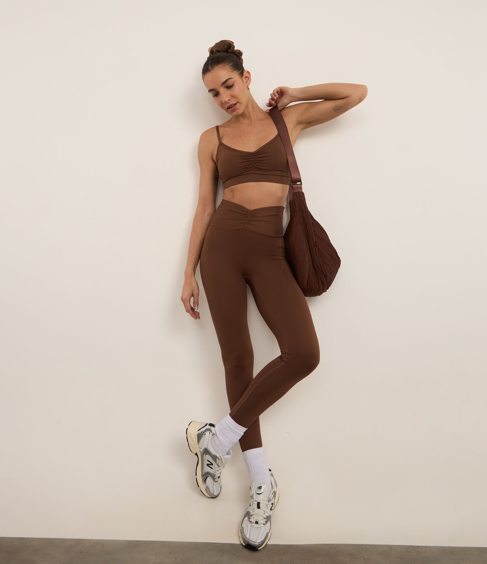 Calça Legging Esportiva em Microfibra com Cós Franzido Marrom 1