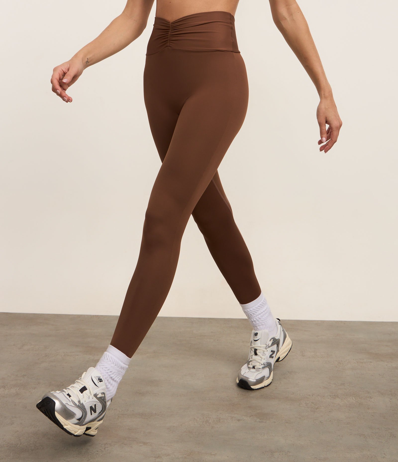 Calça Legging Esportiva em Microfibra com Cós Franzido Marrom 2