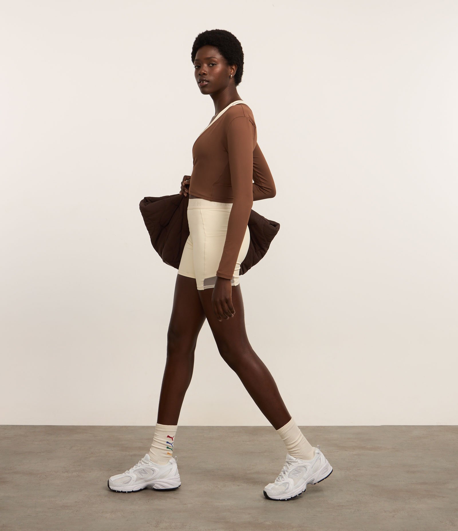 Blusa Esportiva em Microfibra com Decote Transpassado Marrom 2