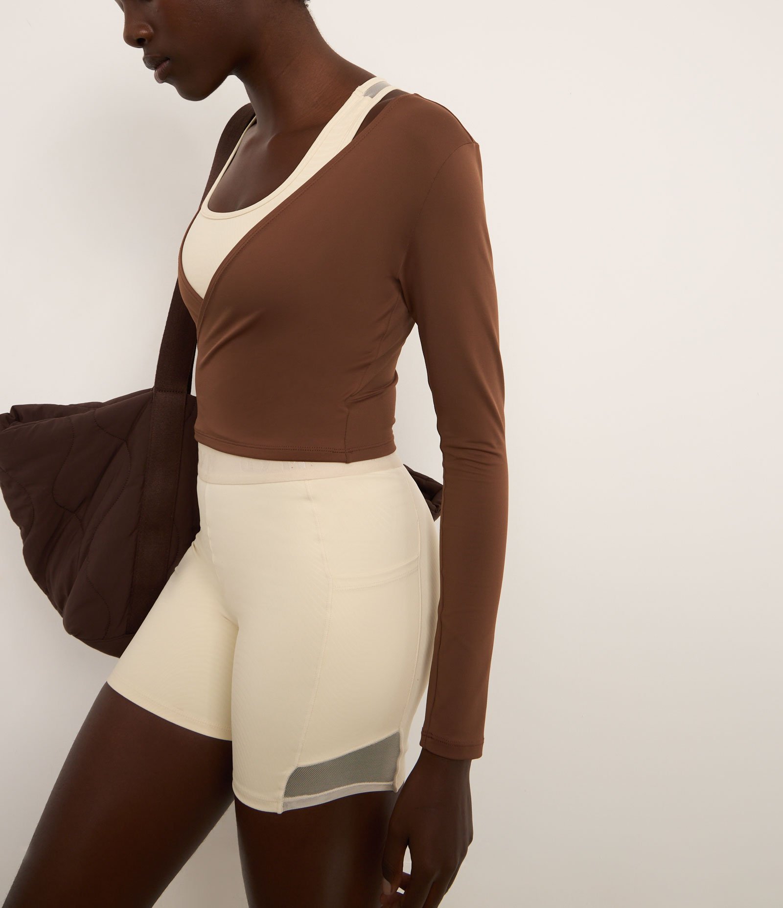 Blusa Esportiva em Microfibra com Decote Transpassado Marrom 3