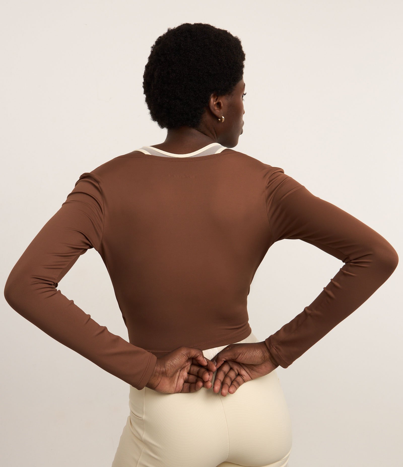 Blusa Esportiva em Microfibra com Decote Transpassado Marrom 4