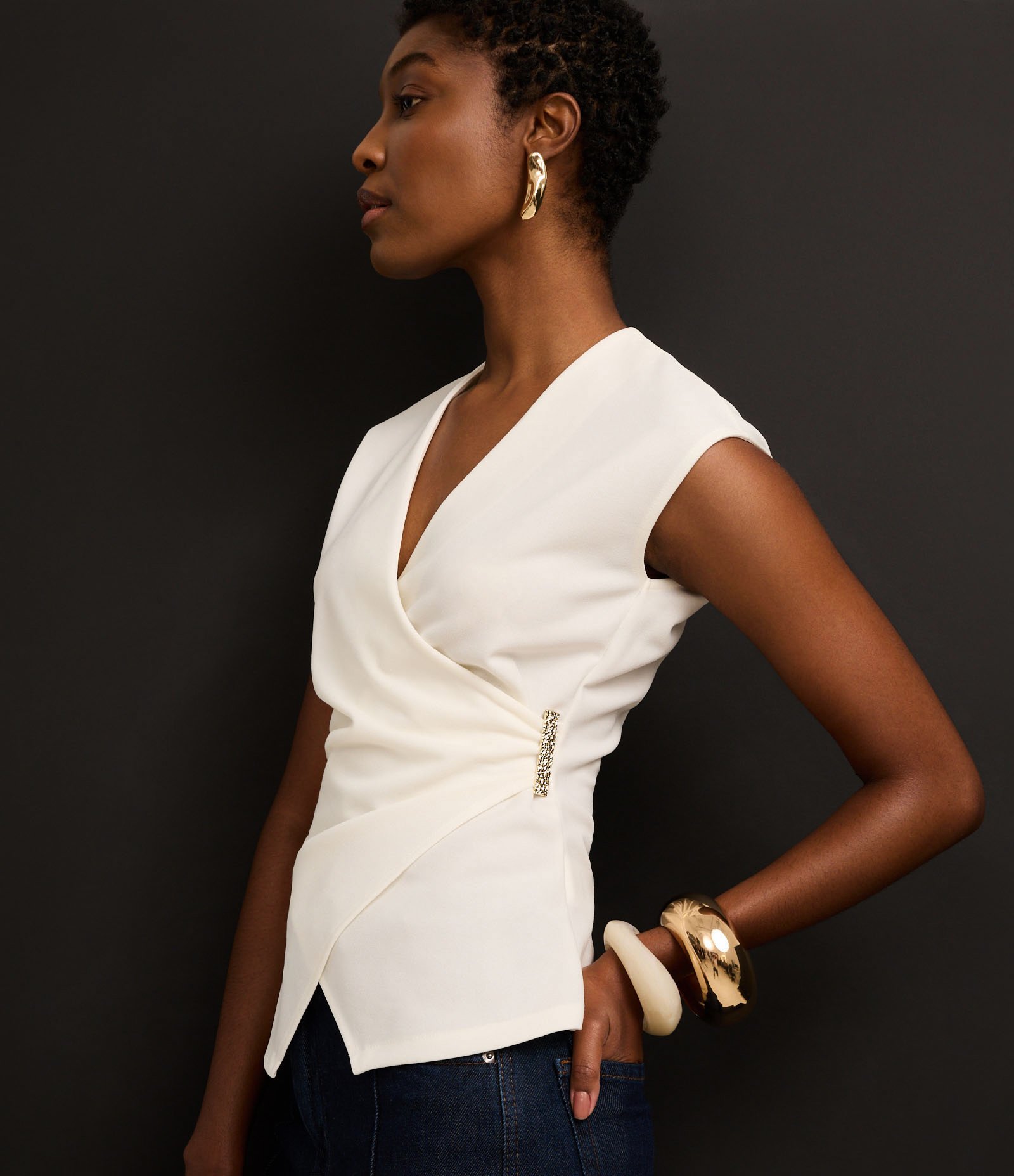 Blusa em Orly com Grampo de Metal no Transpasse Off White 6