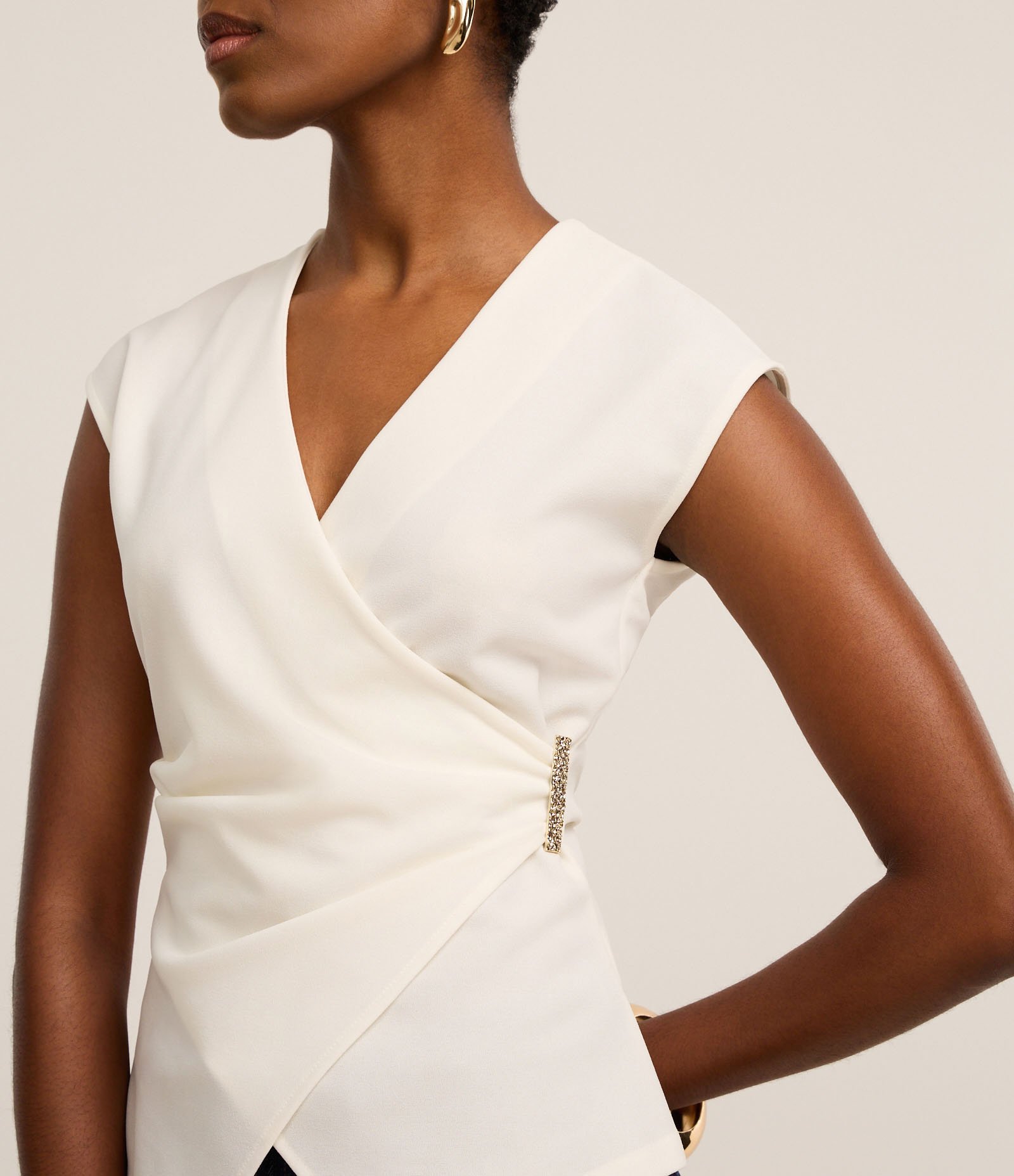 Blusa em Orly com Grampo de Metal no Transpasse Off White 3