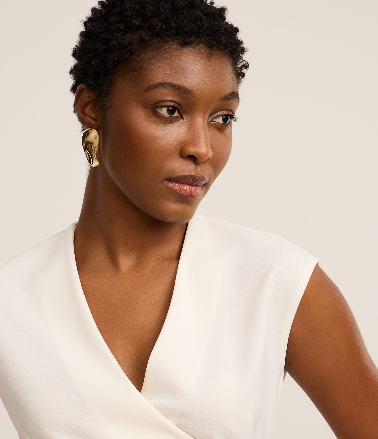 Blusa em Orly com Grampo de Metal no Transpasse Off White 4