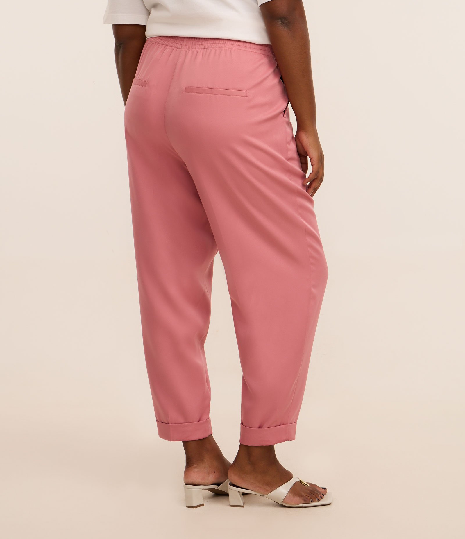 Calça Cenoura em Alfaiataria Curve & Plus Size Rosa 4