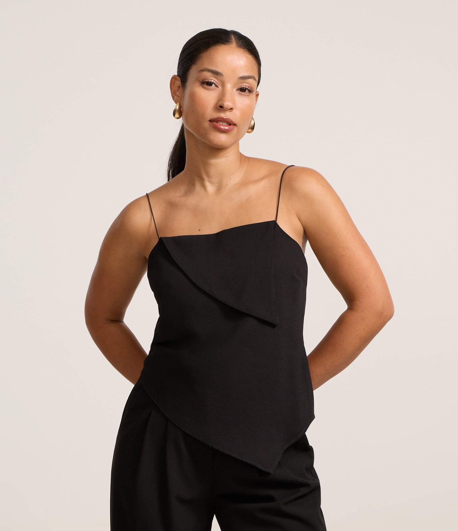 Blusa em Crepe com Alça Rabo de Rato e Barra Assimétrica Preto 1