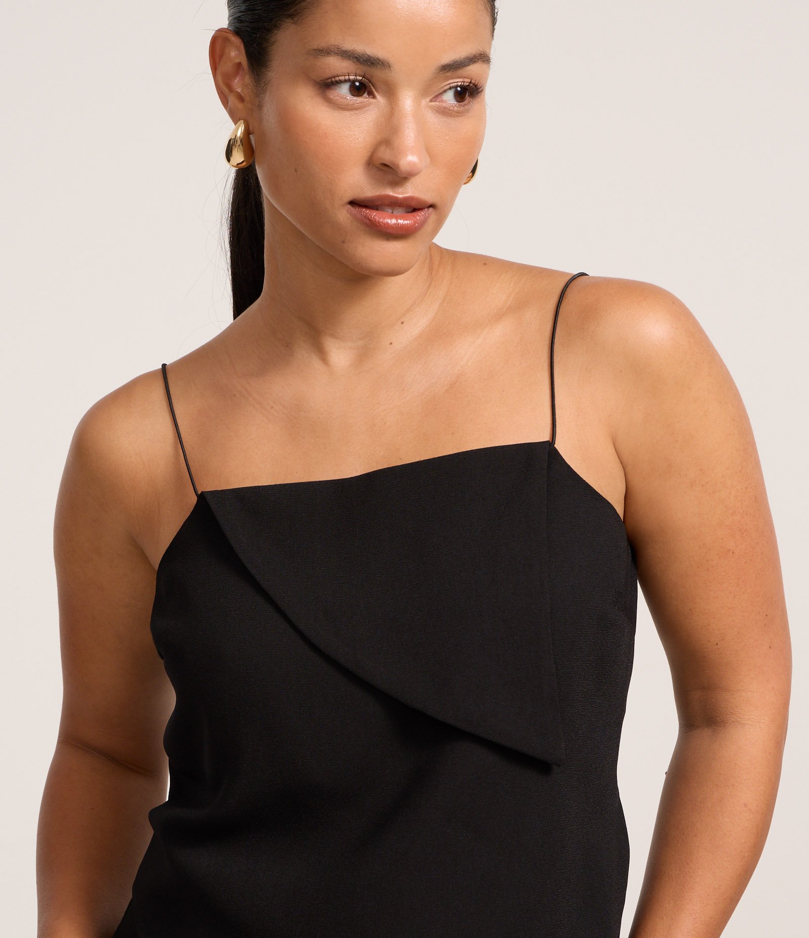 Blusa em Crepe com Alça Rabo de Rato e Barra Assimétrica Preto 3