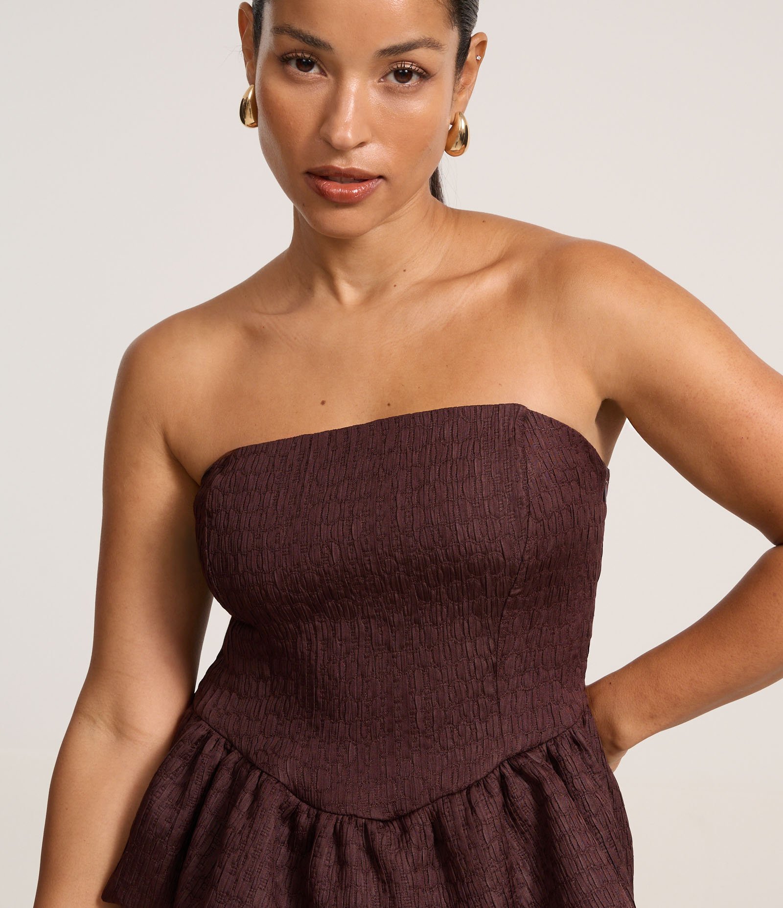 Blusa em Jacquard Tomara que Caia com Babado na Barra Marrom 1