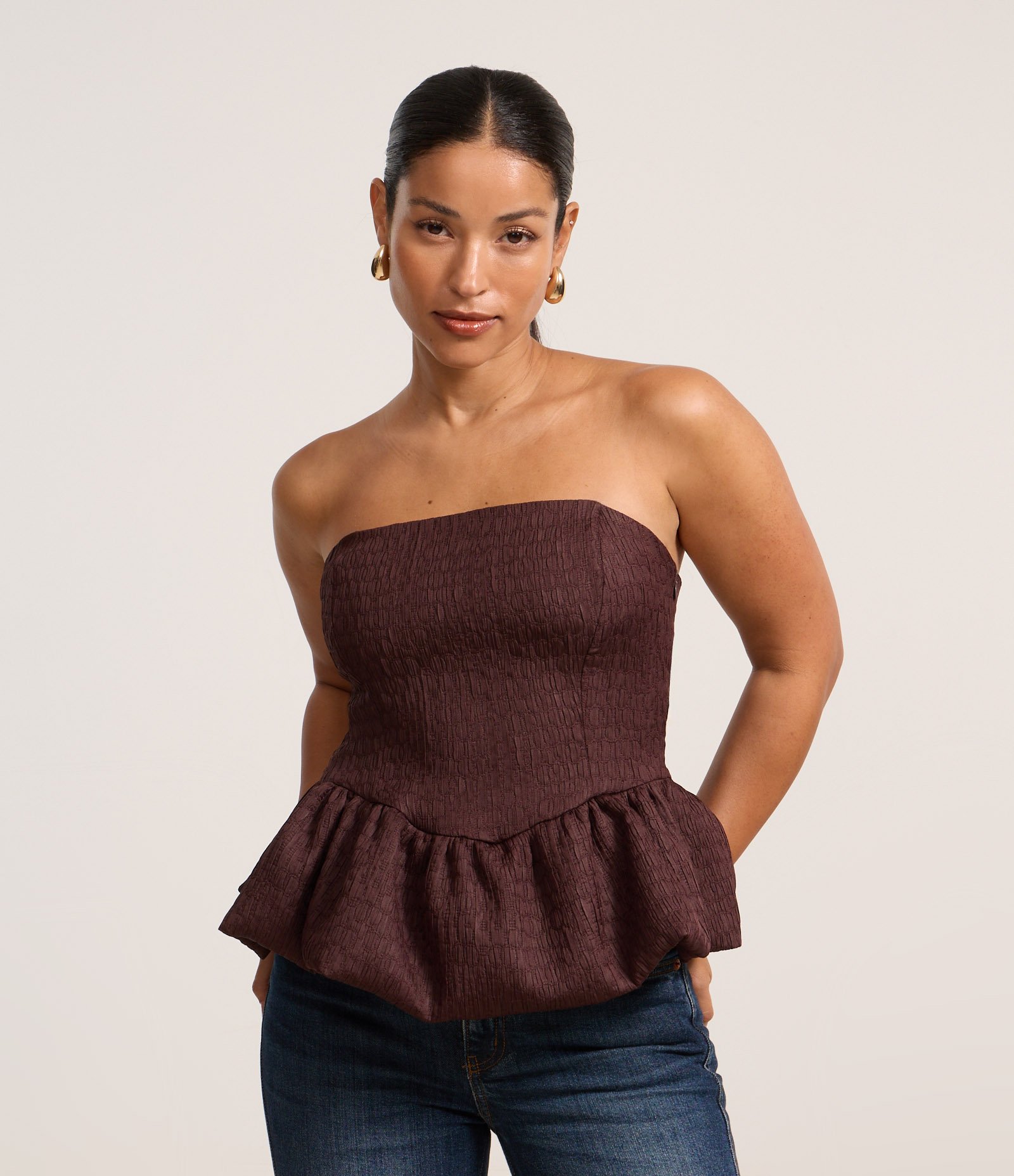 Blusa em Jacquard Tomara que Caia com Babado na Barra Marrom 3