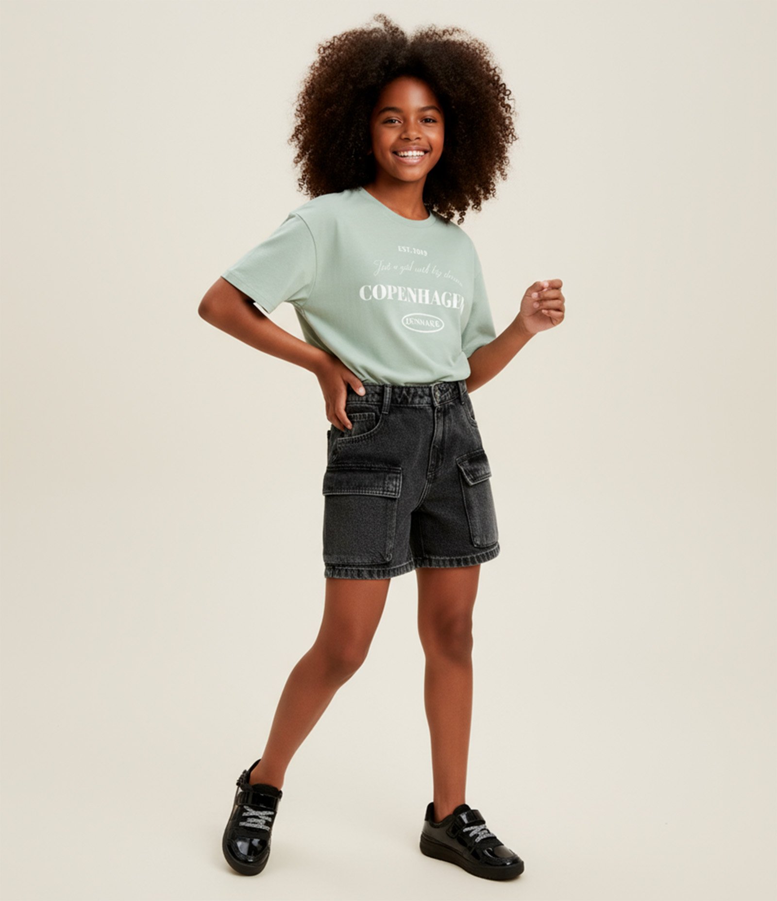 Short Reto Infantil em Jeans com Bolso Cargo - Tam 5 a 14 Anos Preto 1