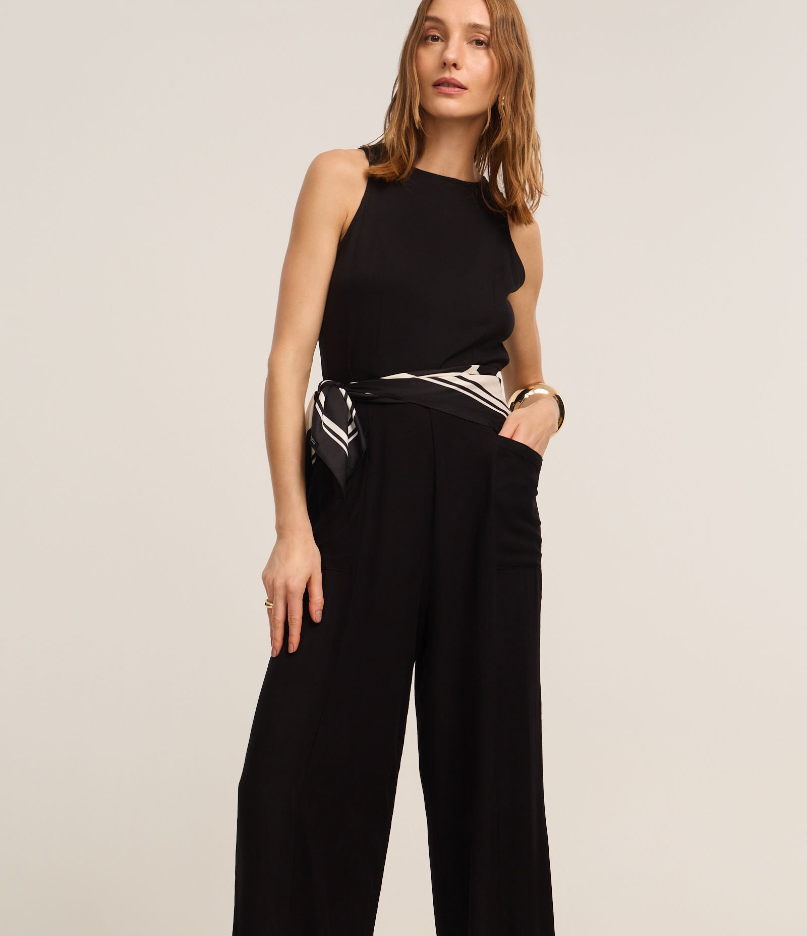 Macacão em Viscose com Alça Larga e Bolsos Preto 1