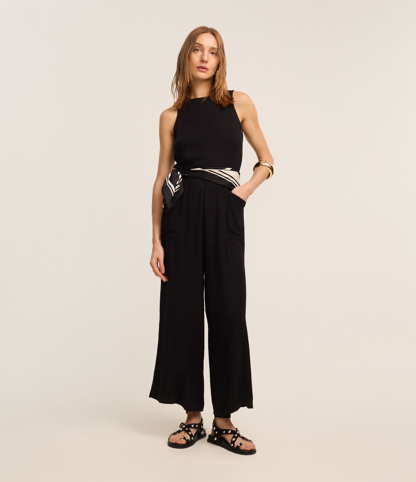 Macacão em Viscose com Alça Larga e Bolsos Preto 2