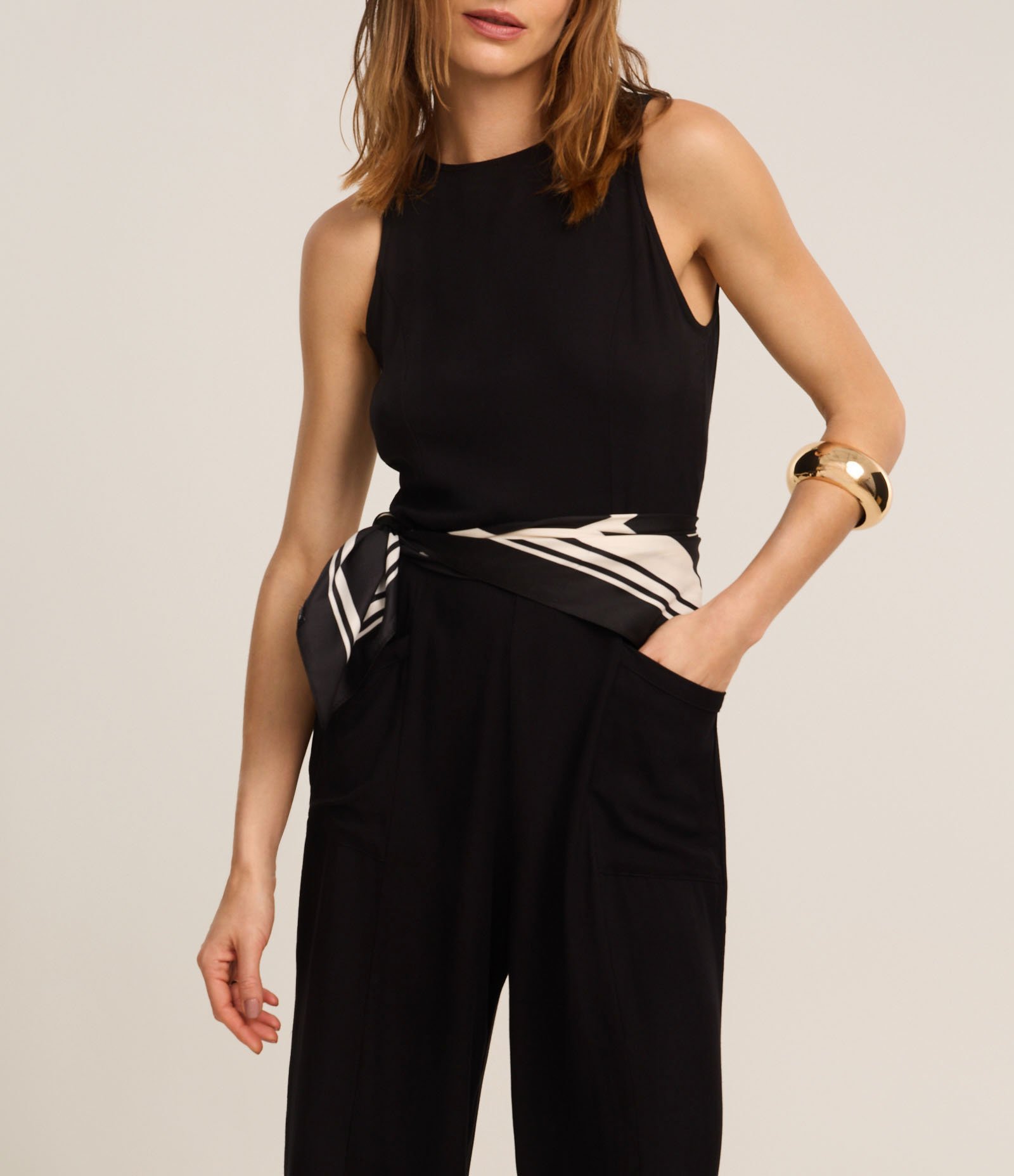 Macacão em Viscose com Alça Larga e Bolsos Preto 4