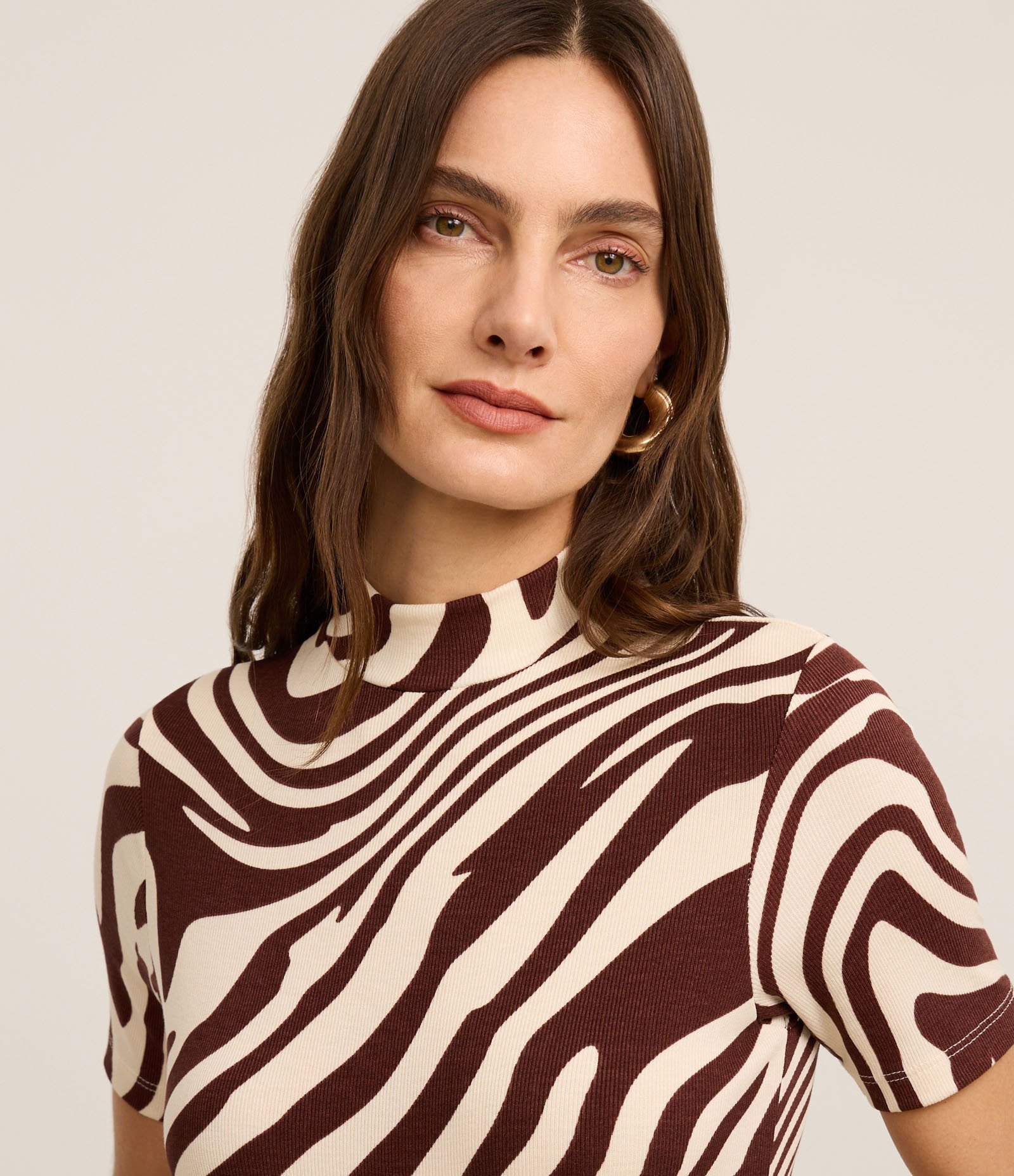 Blusa em Ribana com Gola Alta e Estampa Zebra Marrom/Branco 4