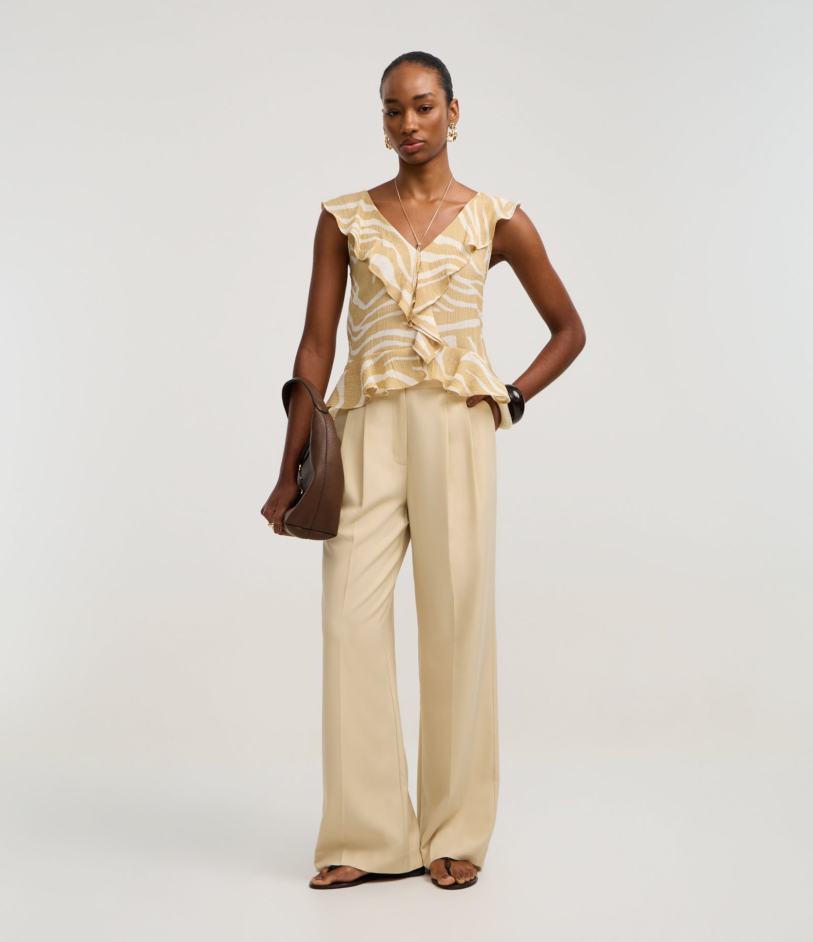 Calça Wide Leg Alfaiatada em Crepe com Pregas e Frisos Bege 1