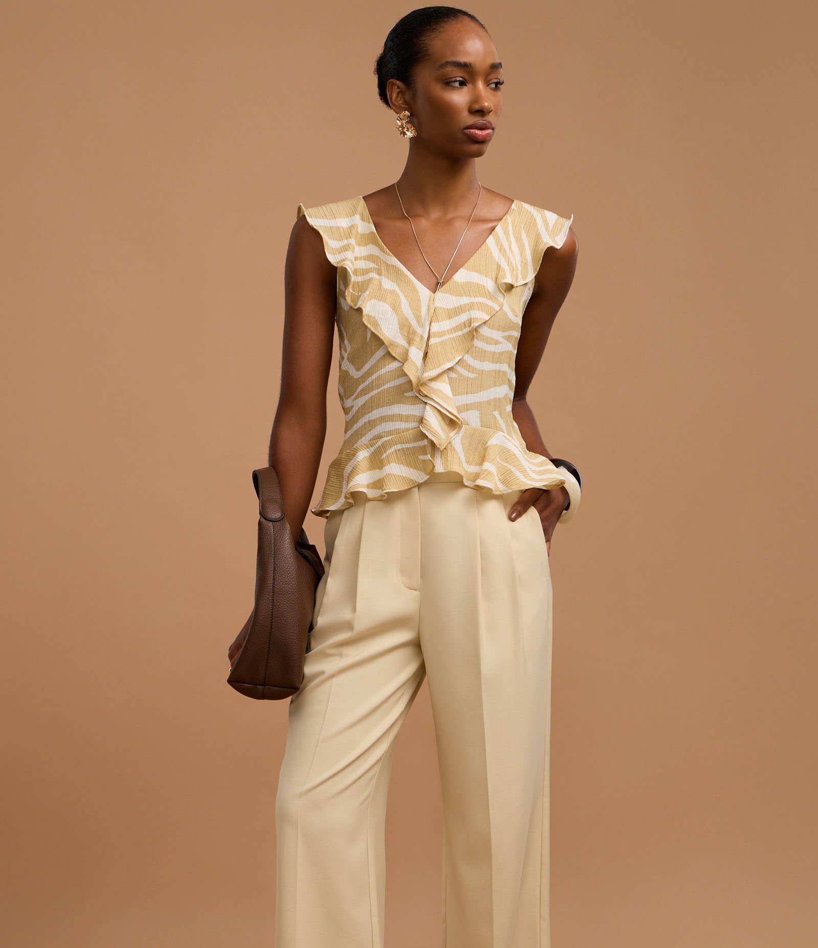 Calça Wide Leg Alfaiatada em Crepe com Pregas e Frisos Bege 2