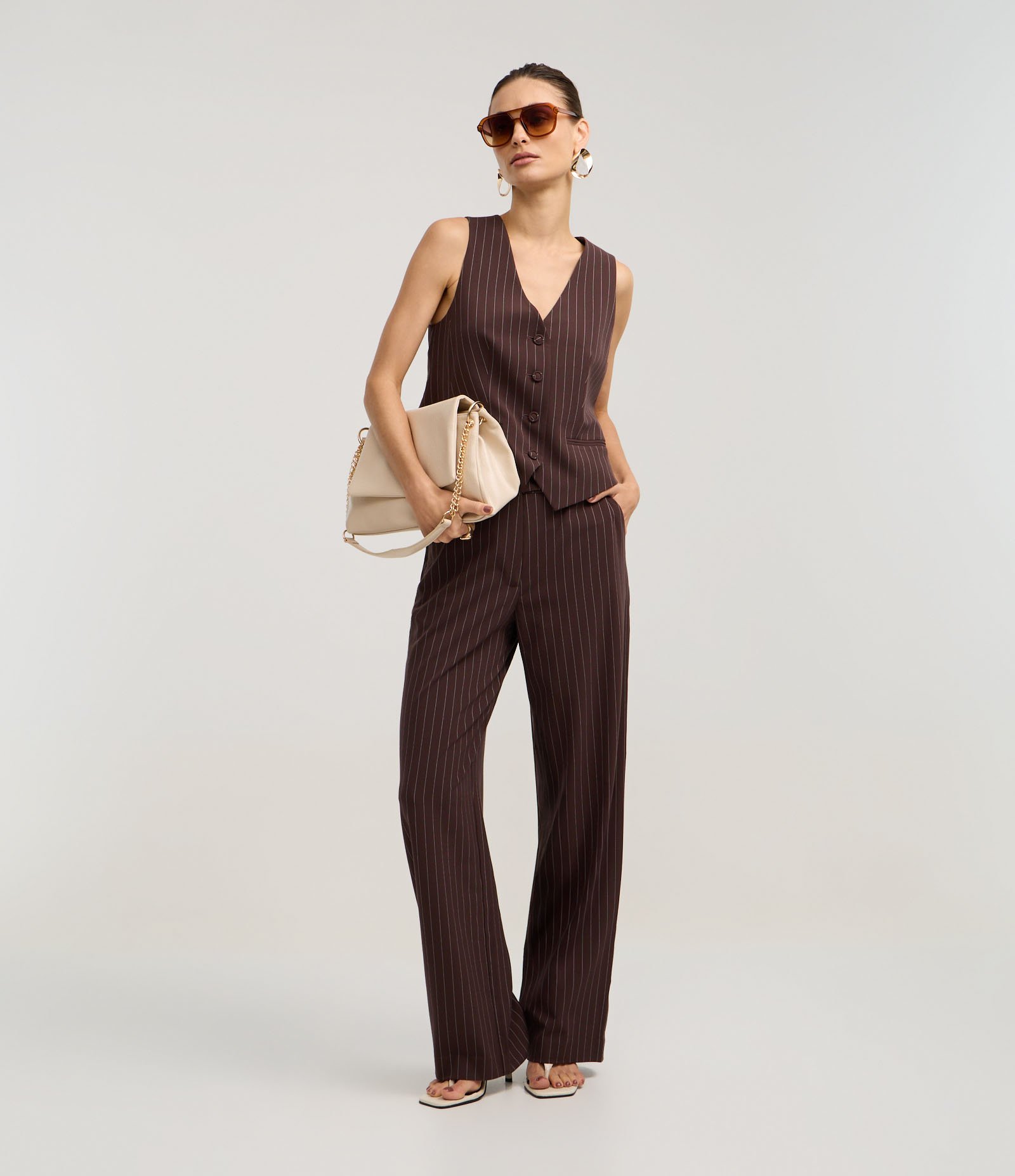 Colete Alfaiatado com Botões Forrados e Riscas de Giz Marrom 1