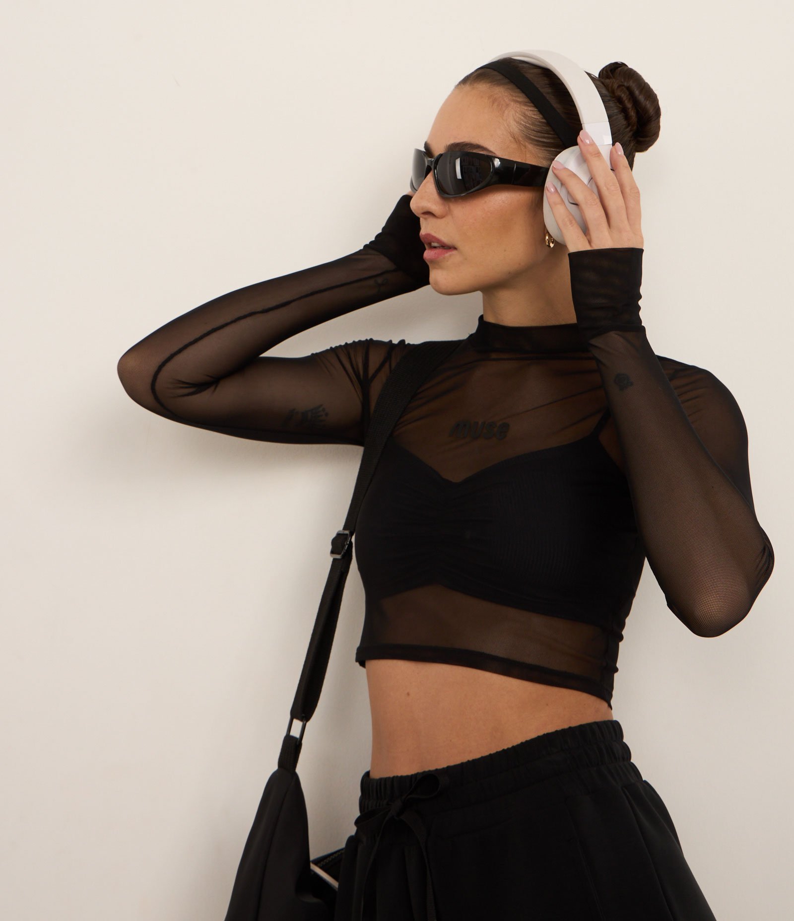 Blusa Esportiva em Tule com Golinha e Estampa Muse Preto 2