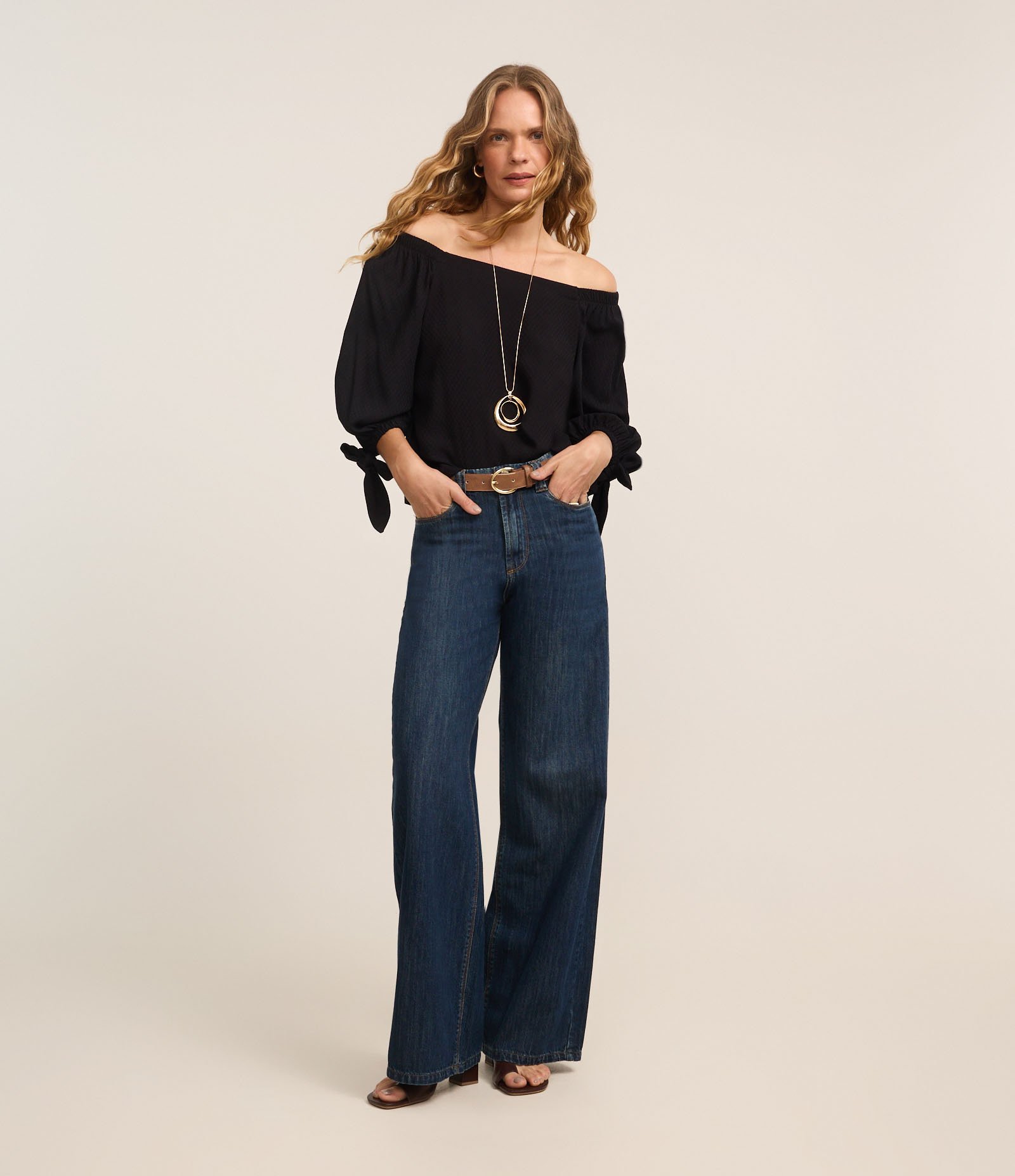 Blusa Alfaiatada em Viscose com Amarração no Punho Preto 2