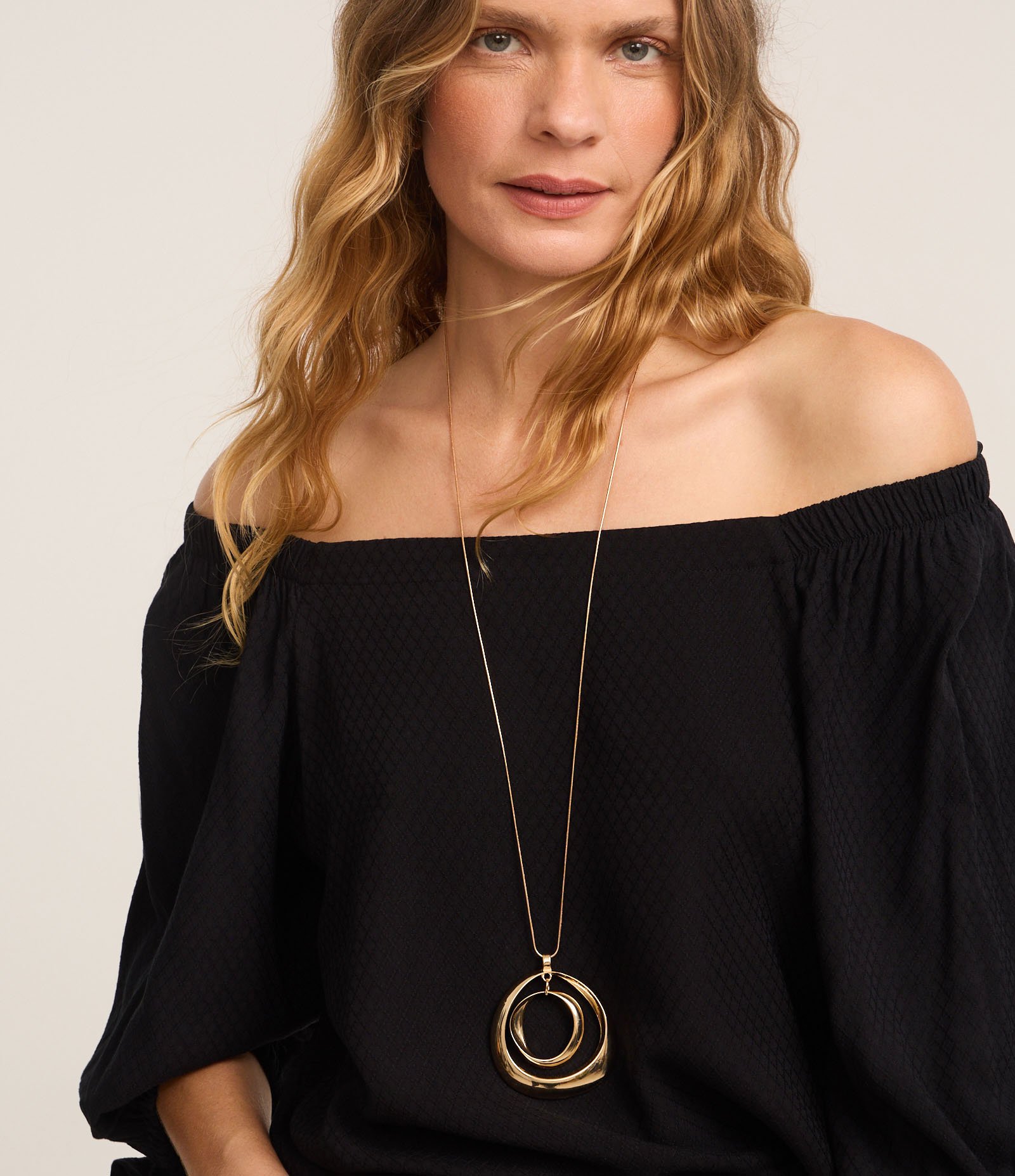 Blusa Alfaiatada em Viscose com Amarração no Punho Preto 3