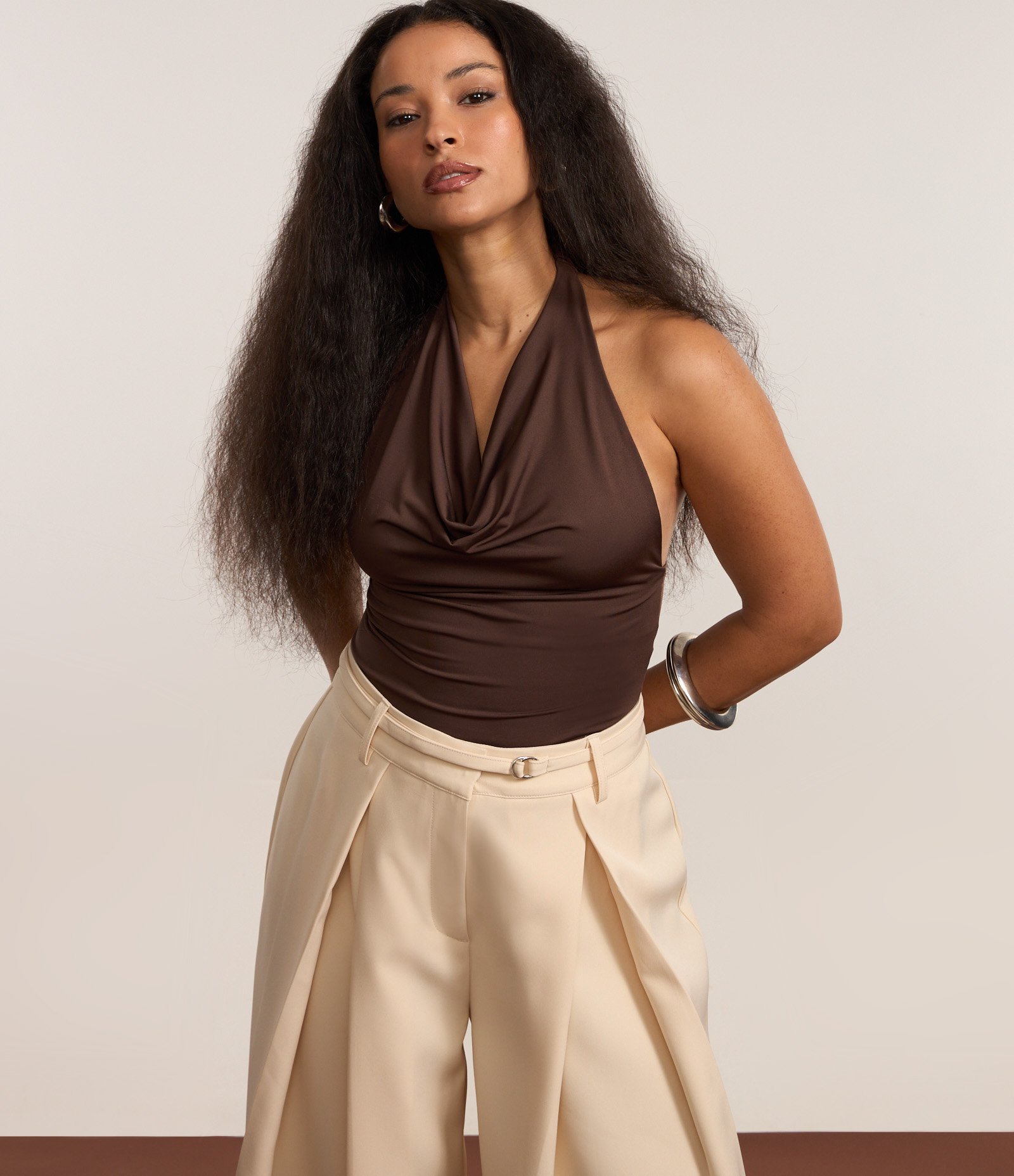 Blusa Frente Única em Microfibra com Decote Degagê Marrom Escuro 5