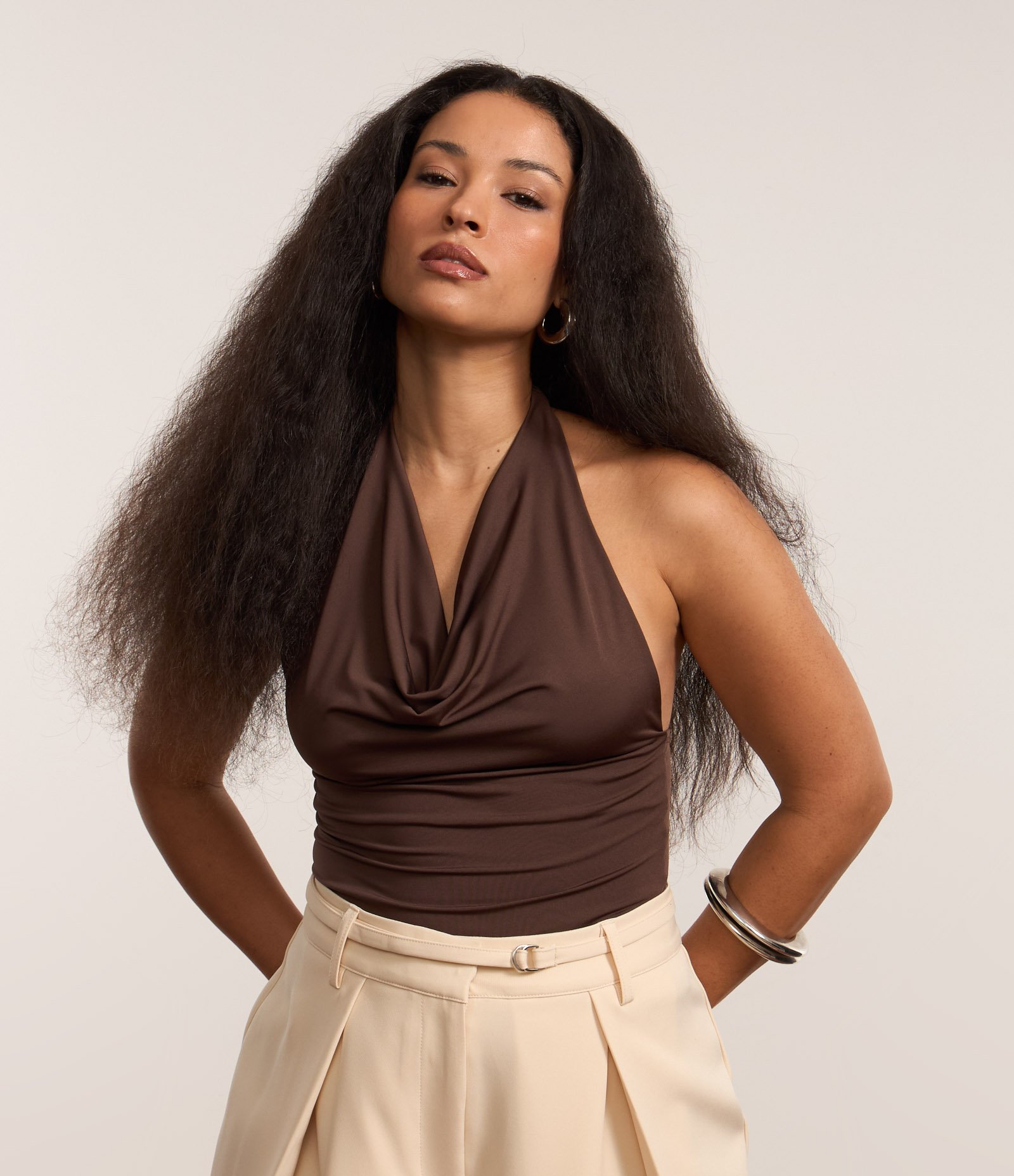 Blusa Frente Única em Microfibra com Decote Degagê Marrom Escuro 1