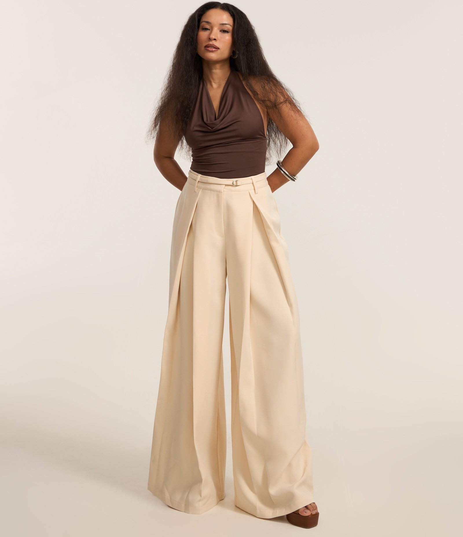 Blusa Frente Única em Microfibra com Decote Degagê Marrom Escuro 2