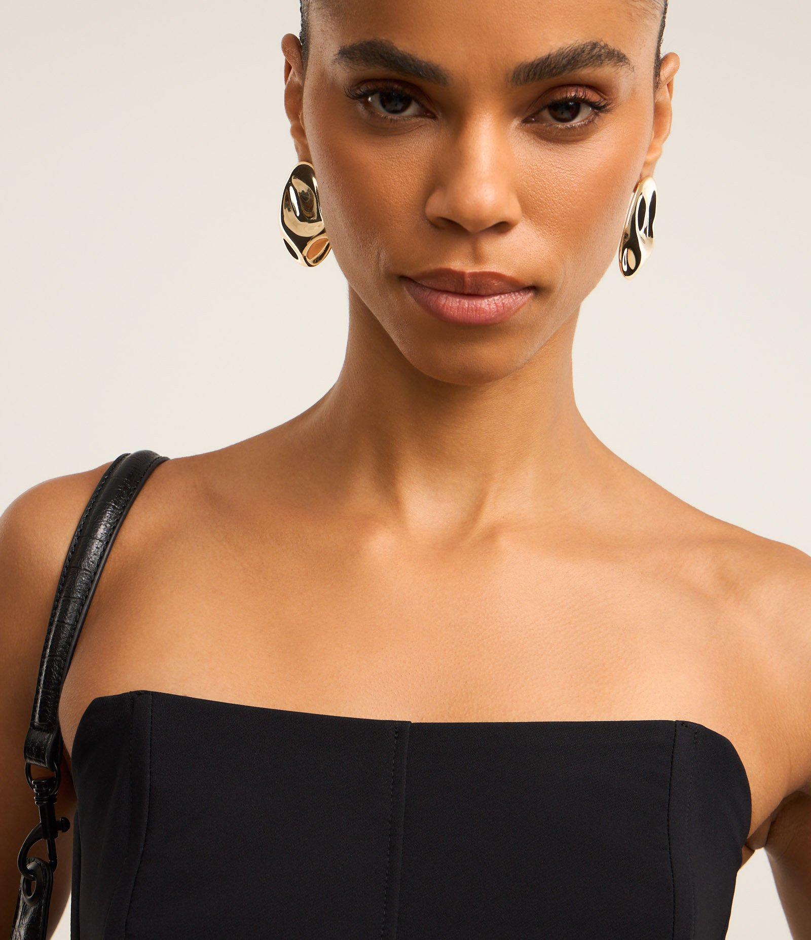 Blusa em Alfaiataria Tomara que Caia com Zíper na Lateral Preto 4