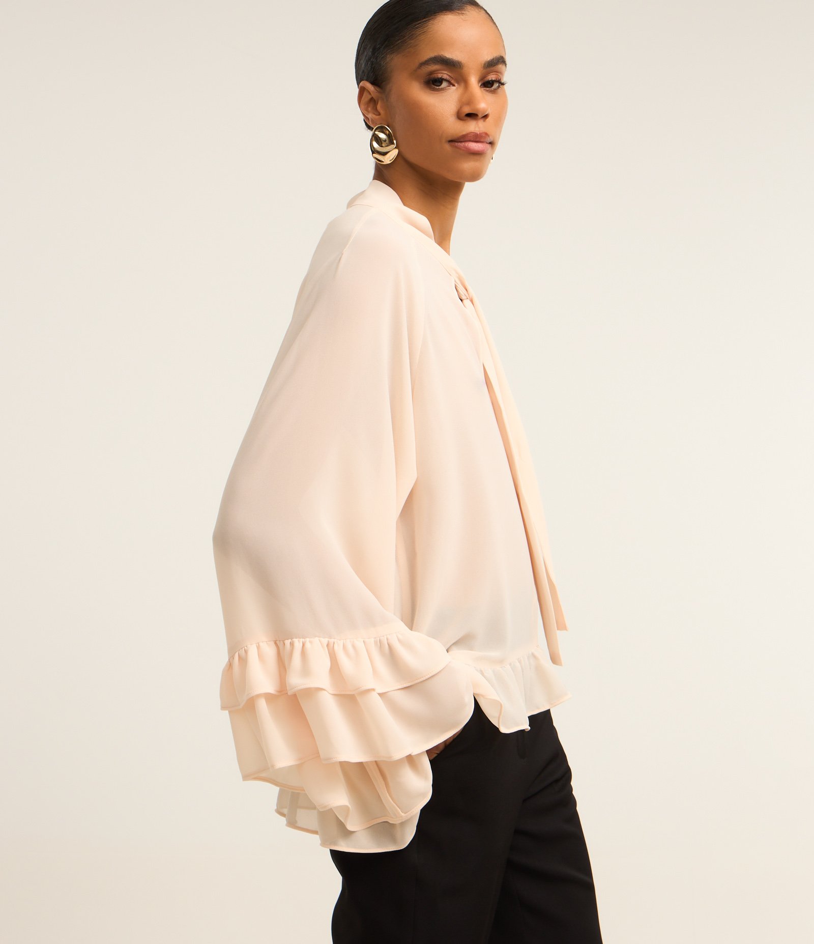 Blusa Bata em Chiffon com Transparência e Babados Rosa 3