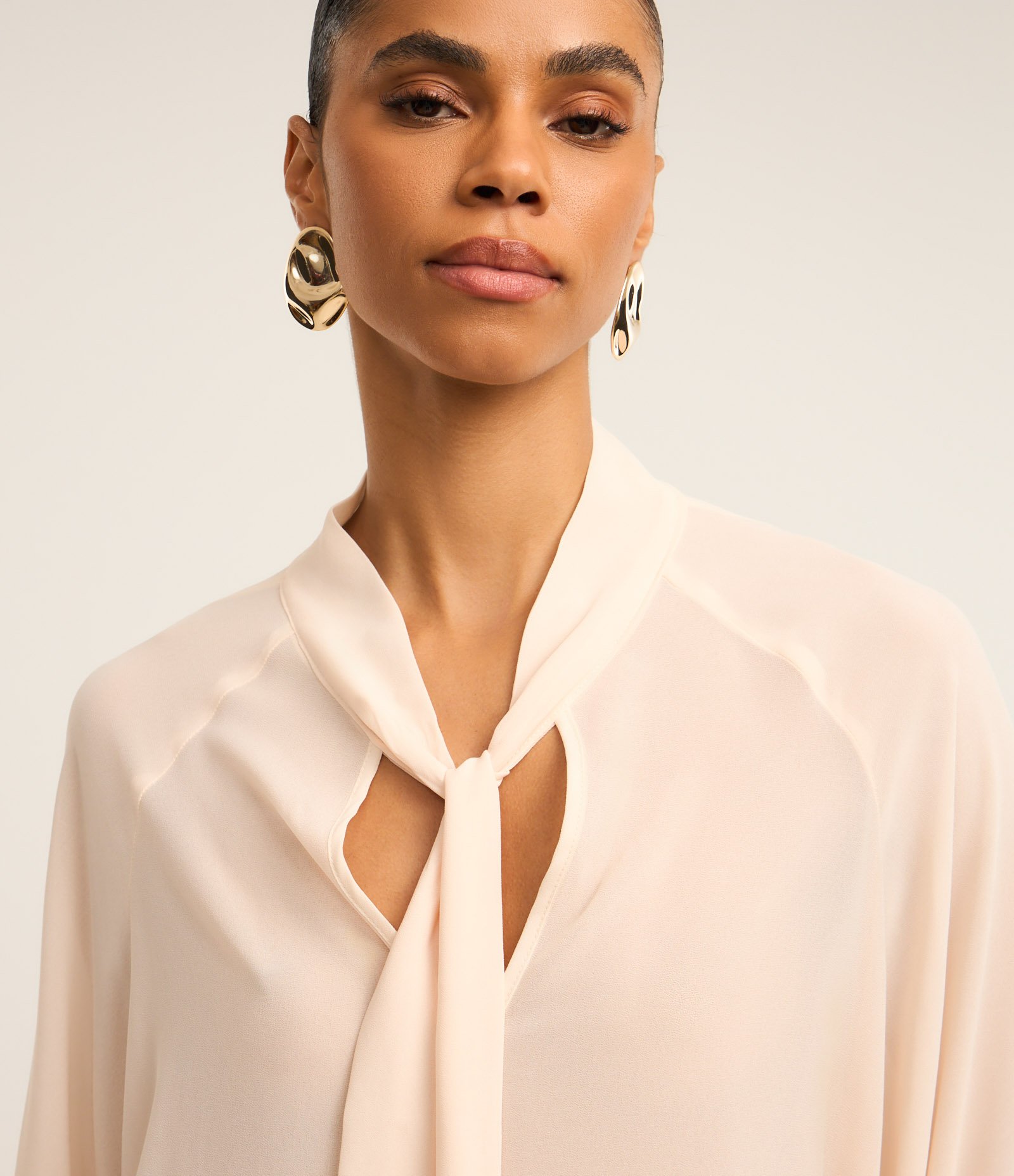 Blusa Bata em Chiffon com Transparência e Babados Rosa 4