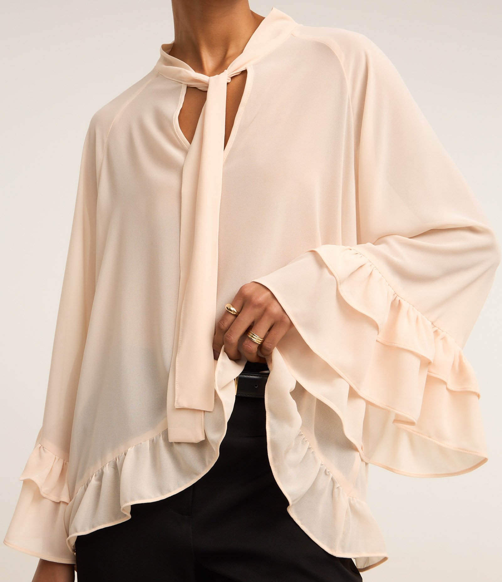 Blusa Bata em Chiffon com Transparência e Babados Rosa 6