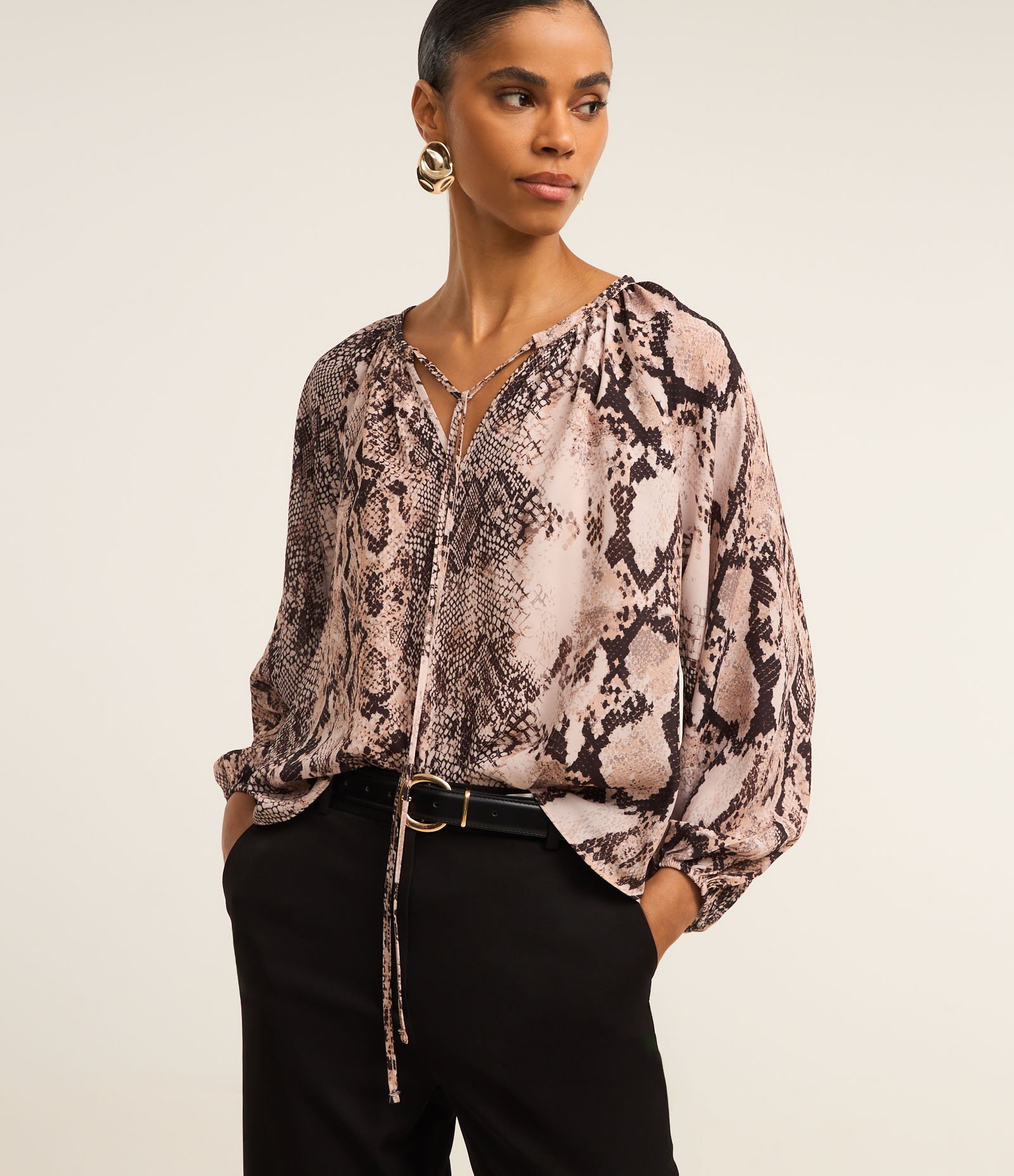 Blusa Bata em Crepe com Amarração e Estampa Animal Print Cobra Marrom 1