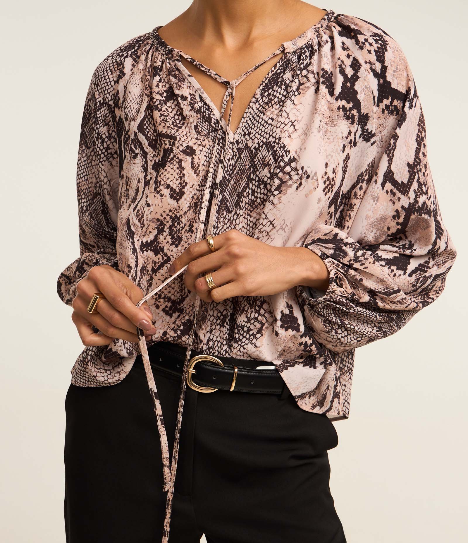 Blusa Bata em Crepe com Amarração e Estampa Animal Print Cobra Marrom 3