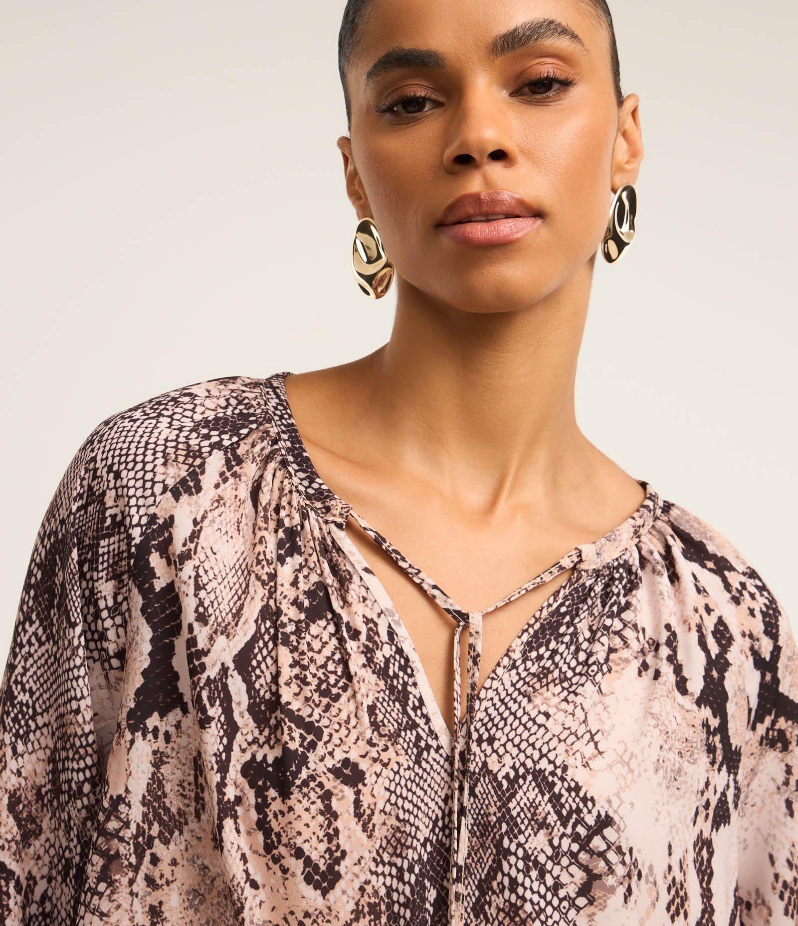 Blusa Bata em Crepe com Amarração e Estampa Animal Print Cobra Marrom 4