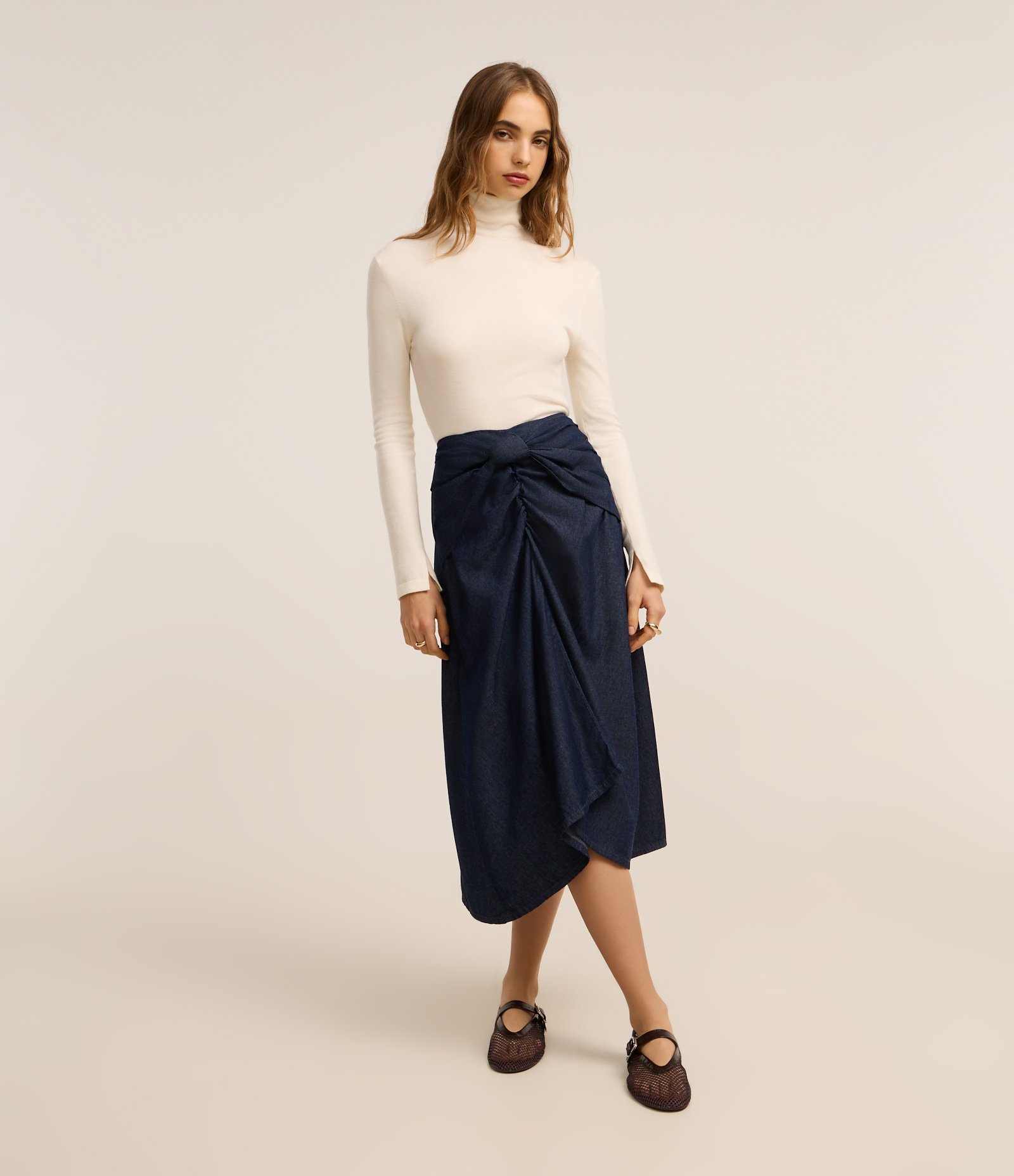 Saia Midi em Jeans Raw com Laço Frontal Azul 1