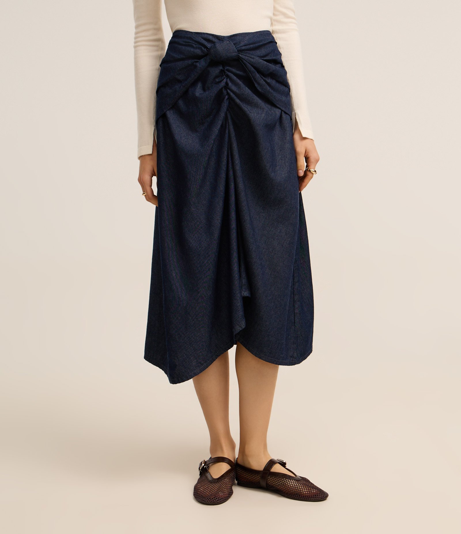 Saia Midi em Jeans Raw com Laço Frontal Azul 2