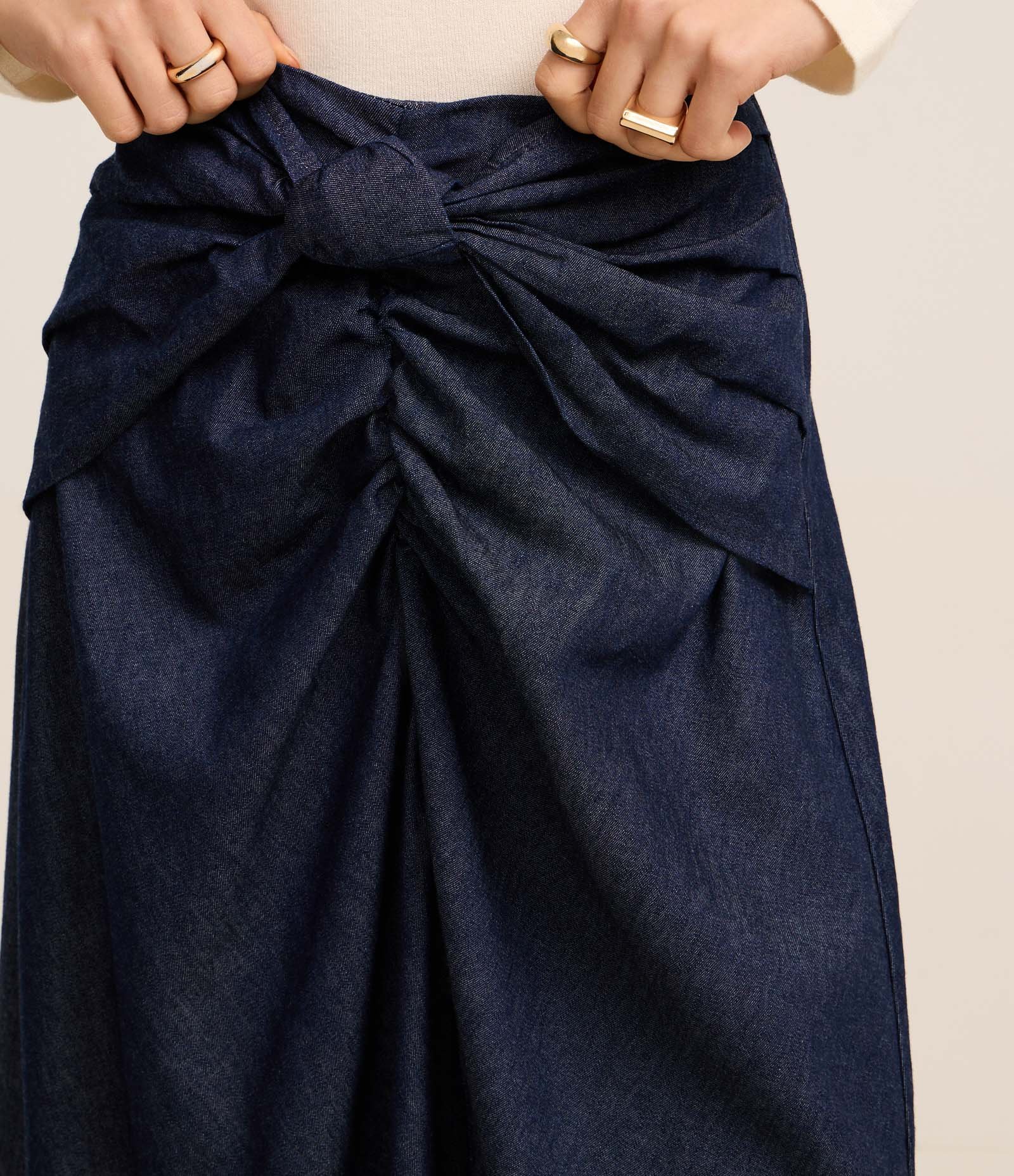 Saia Midi em Jeans Raw com Laço Frontal Azul 3