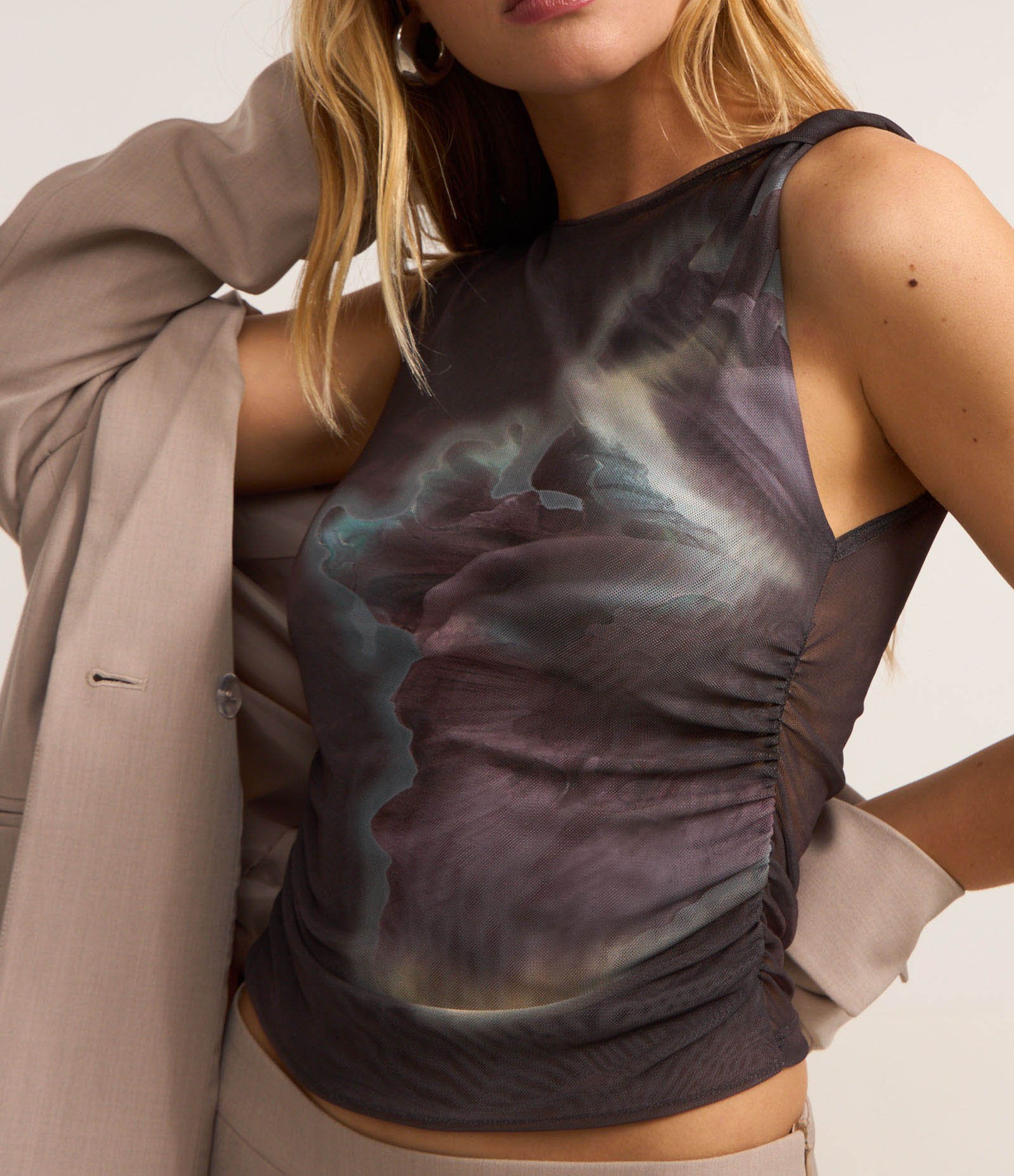 Blusa Sem Manga em Tule com Estampa Abstrata Marrom 3