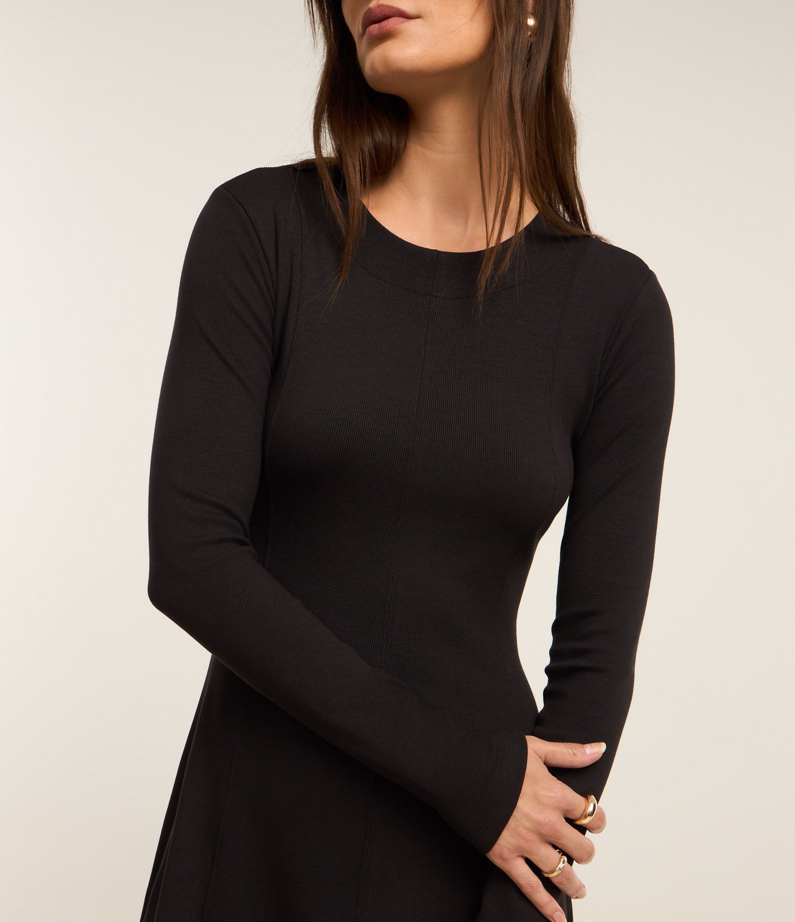 Vestido Curto em Ribana Evasê com Recortes Preto 2