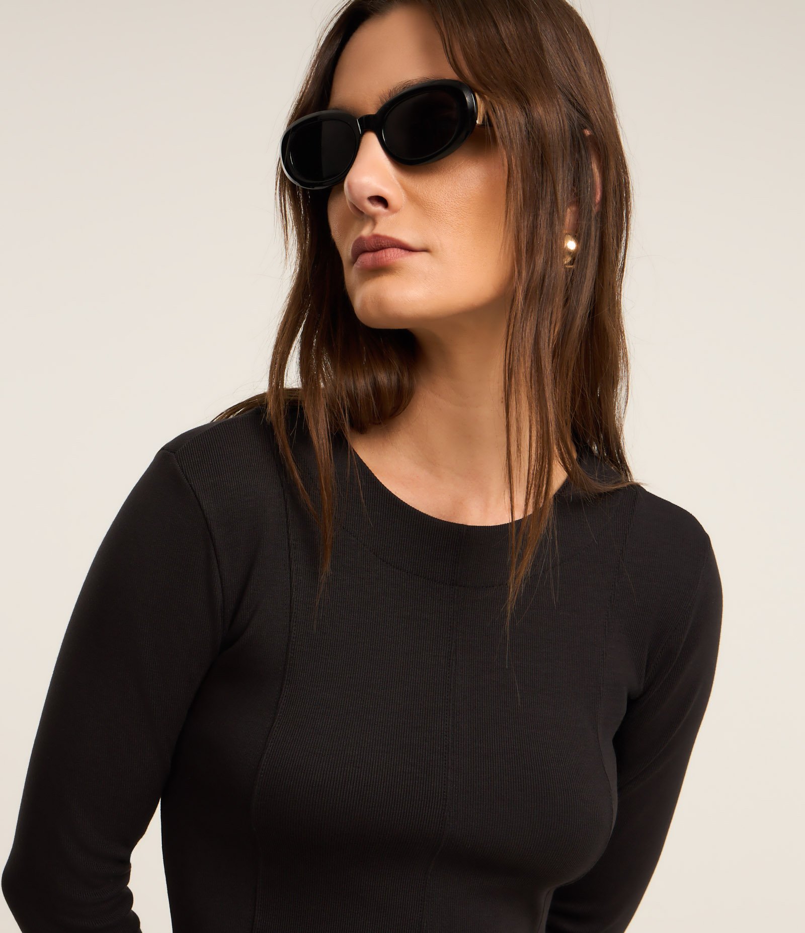 Vestido Curto em Ribana Evasê com Recortes Preto 3