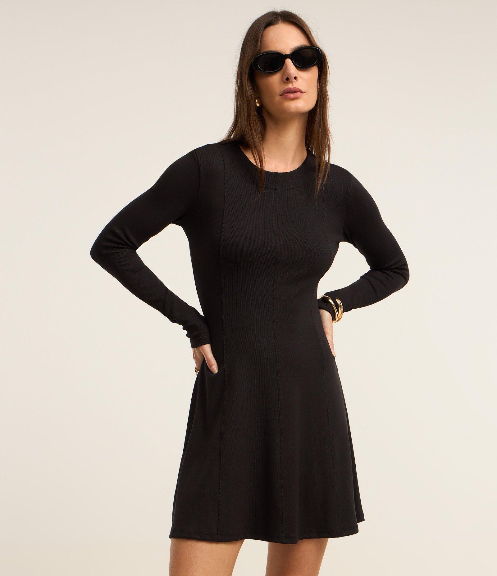 Vestido Curto em Ribana Evasê com Recortes Preto 4